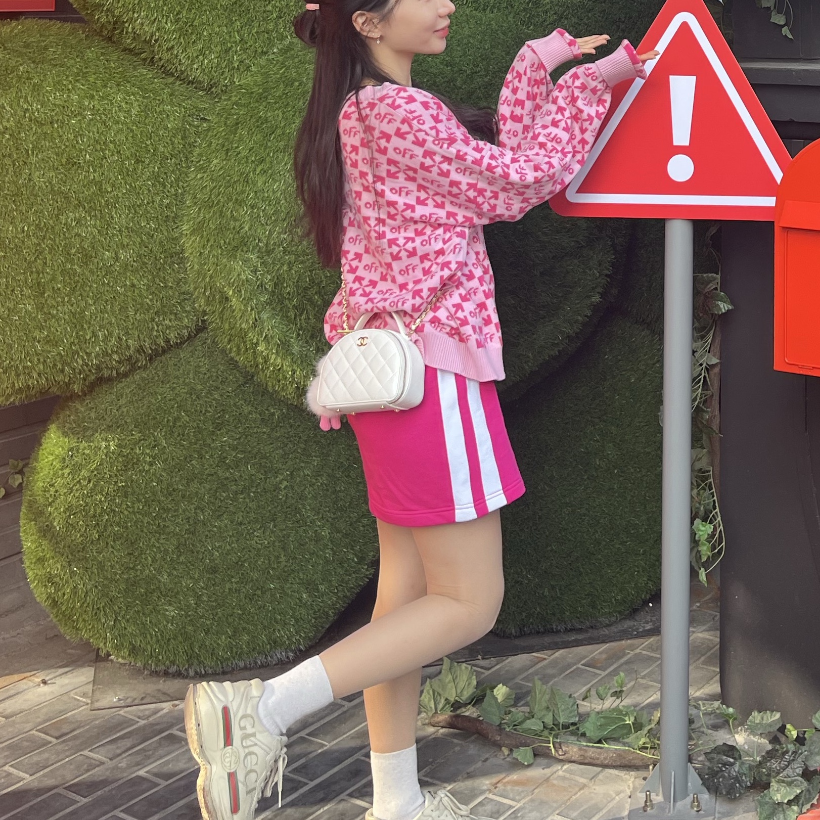 Chanel Clutch with Chain Lambskin & Gold White, Gucci Rhyton Leather Sneakers Logo 착용 스타일 - 5