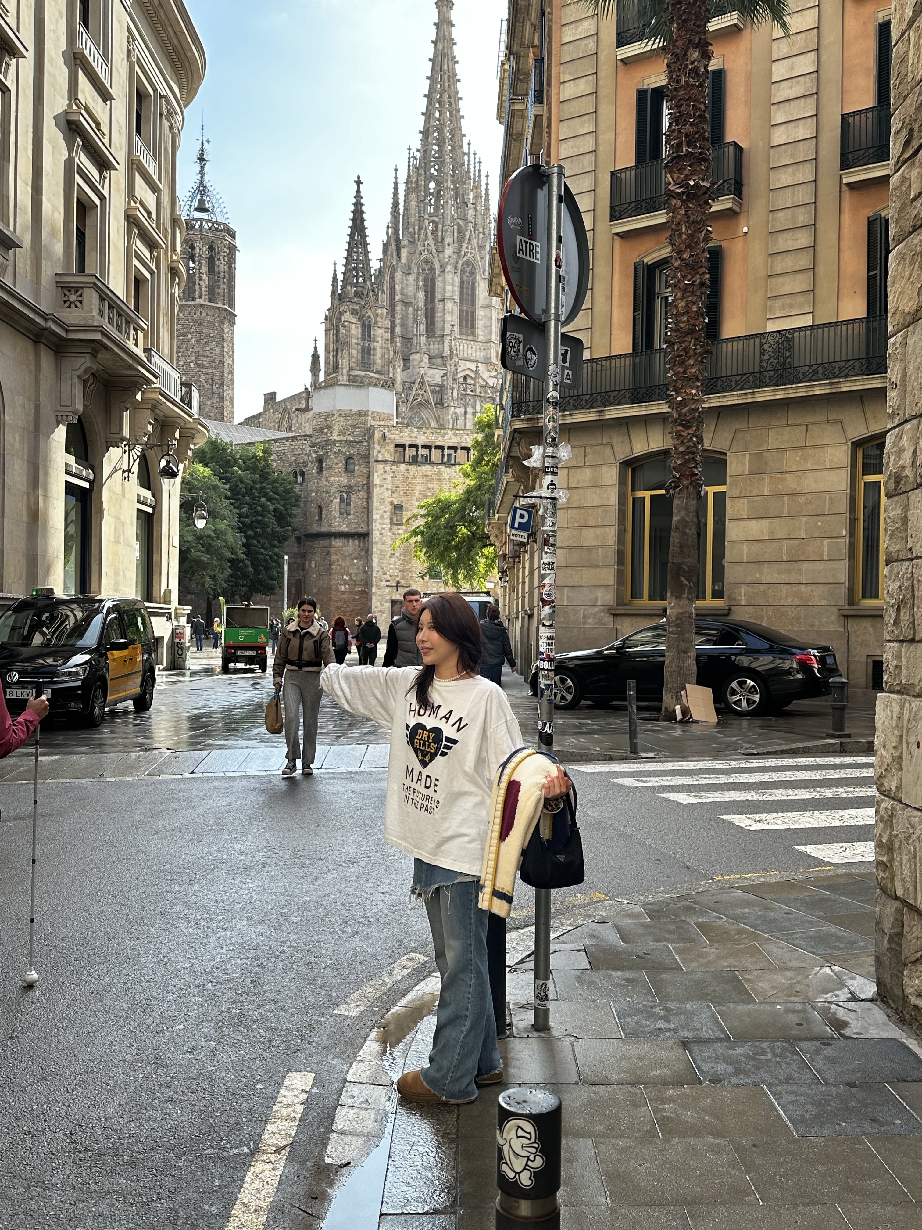 Human Made Graphic L/S T-Shirt White, (W) UGG Classic Short II Boots Chestnut 착용 스타일