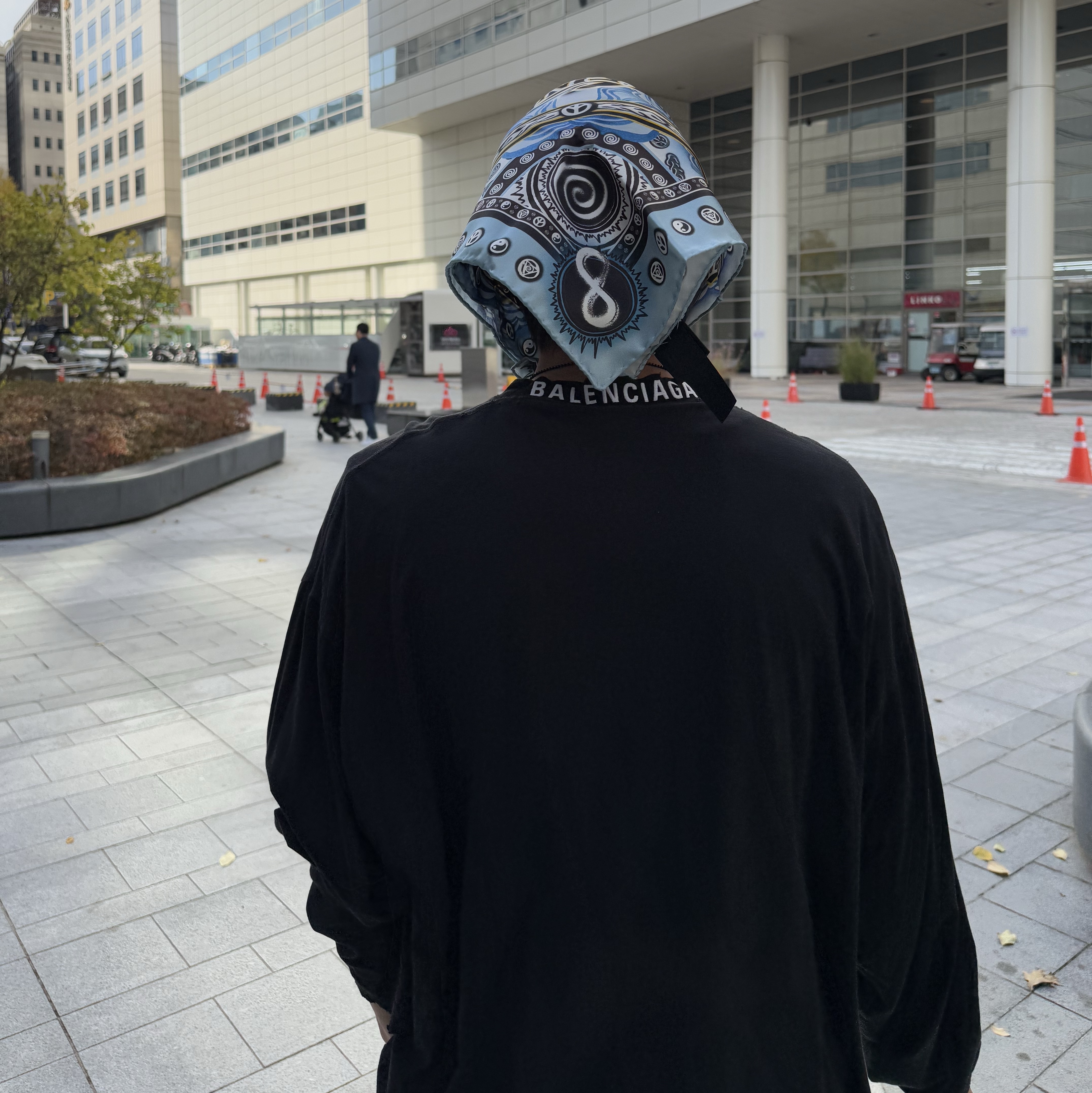 Stussy x Dries Van Noten Bandana Light Blue 착용 스타일 - 4