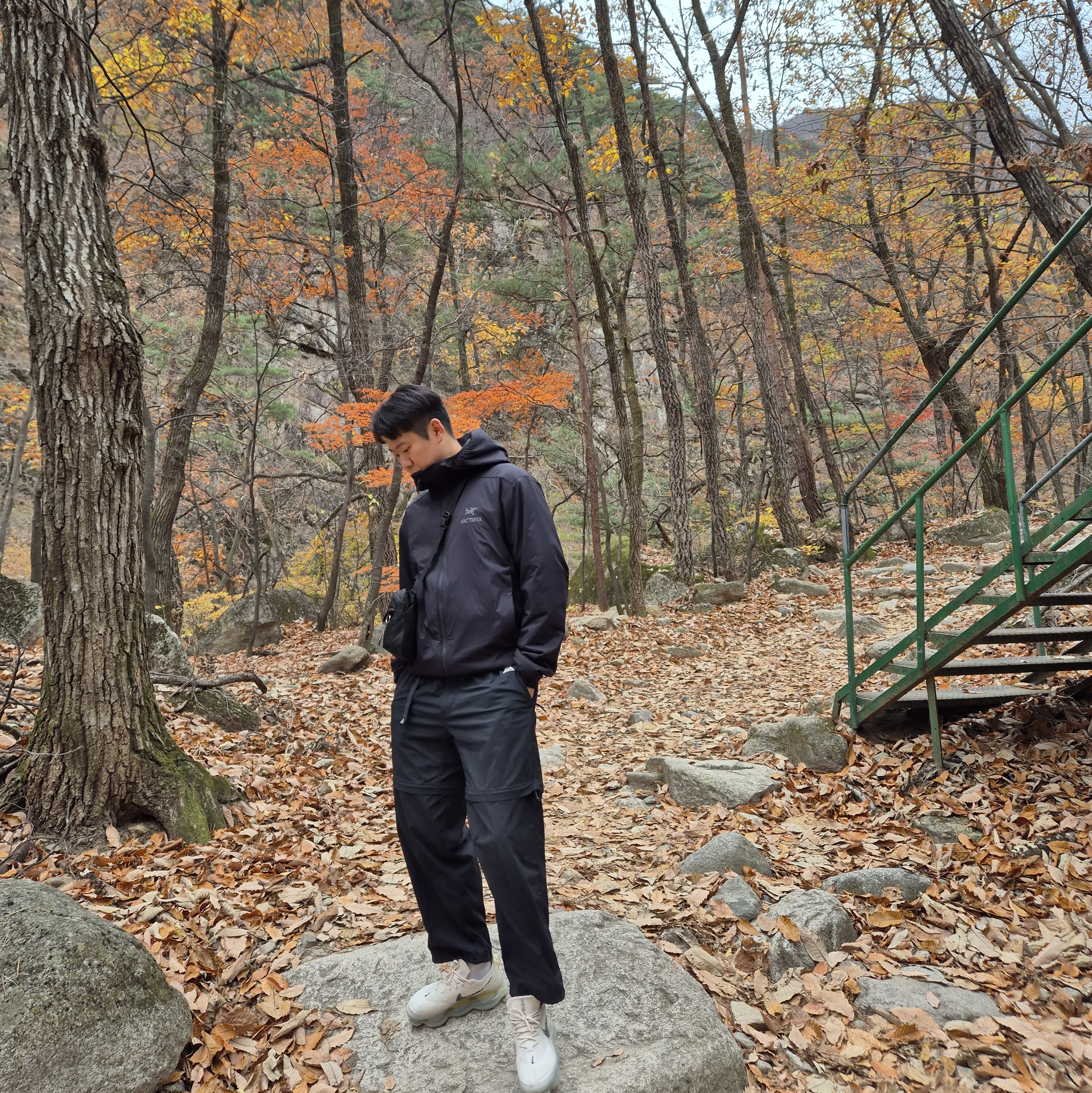 Arc'teryx Atom Hoody Black, Arc'teryx Mantis 2 Waistpack 24K Black 착용 스타일