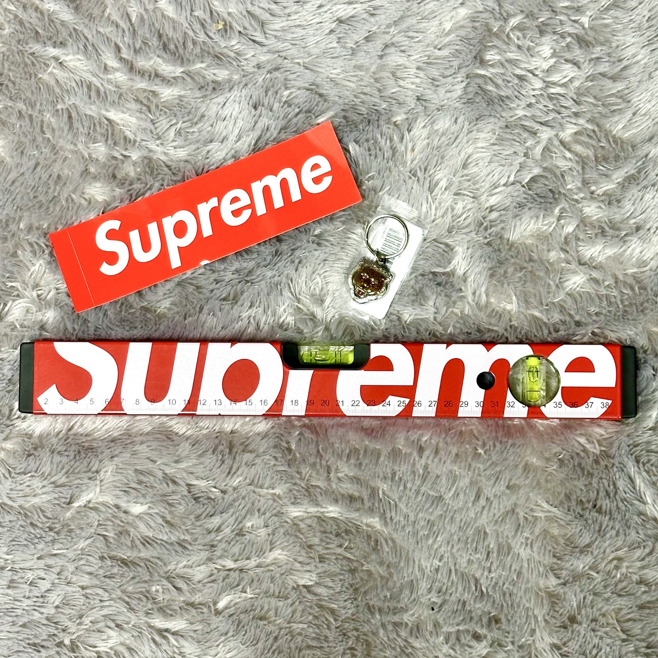 Supreme Tiger Keychain Silver - 24FW, Supreme x Meterex Spirit Level Red - 24FW 착용 스타일