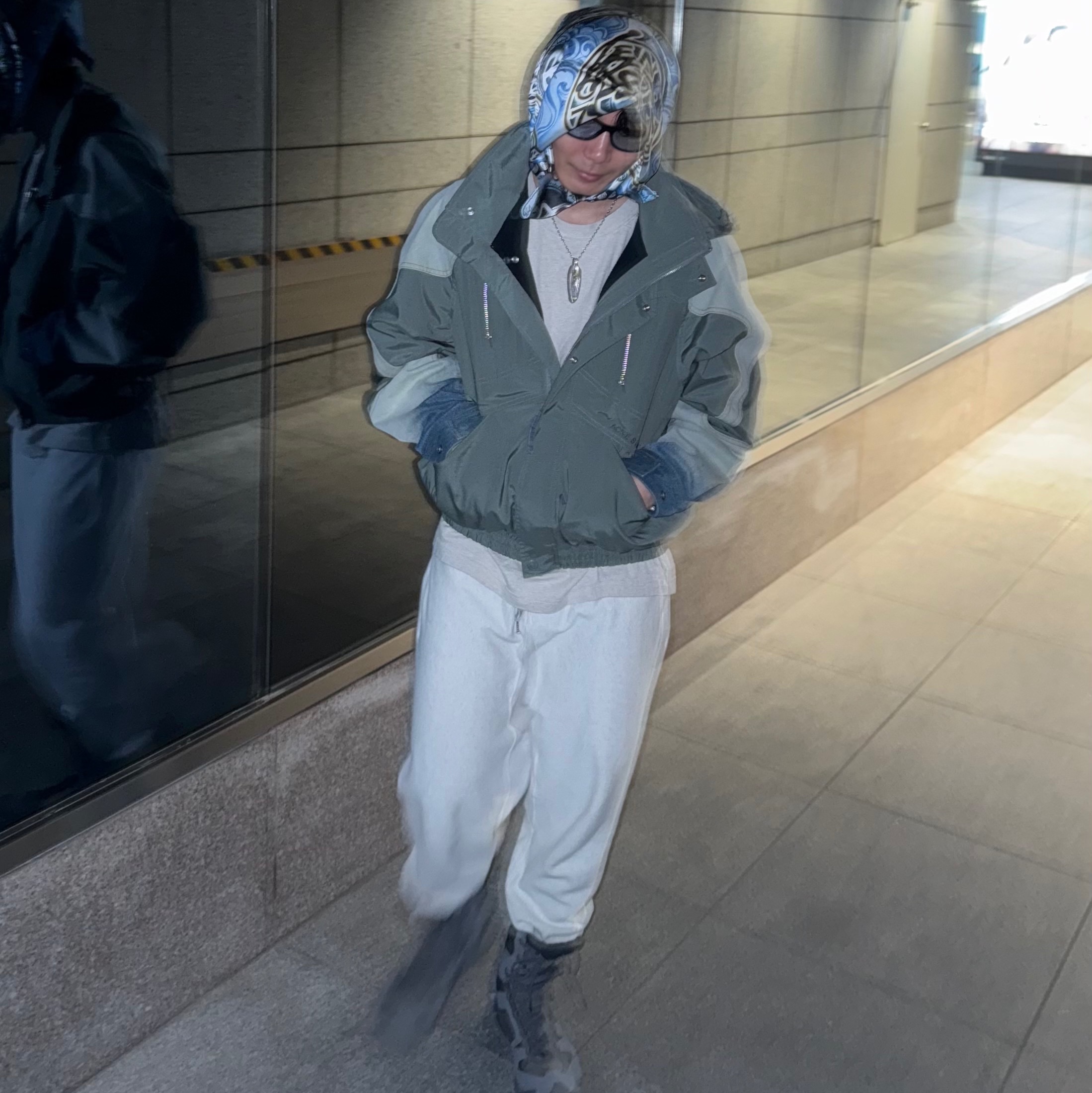 Stussy x Dries Van Noten Bandana Light Blue 착용 스타일 - 2