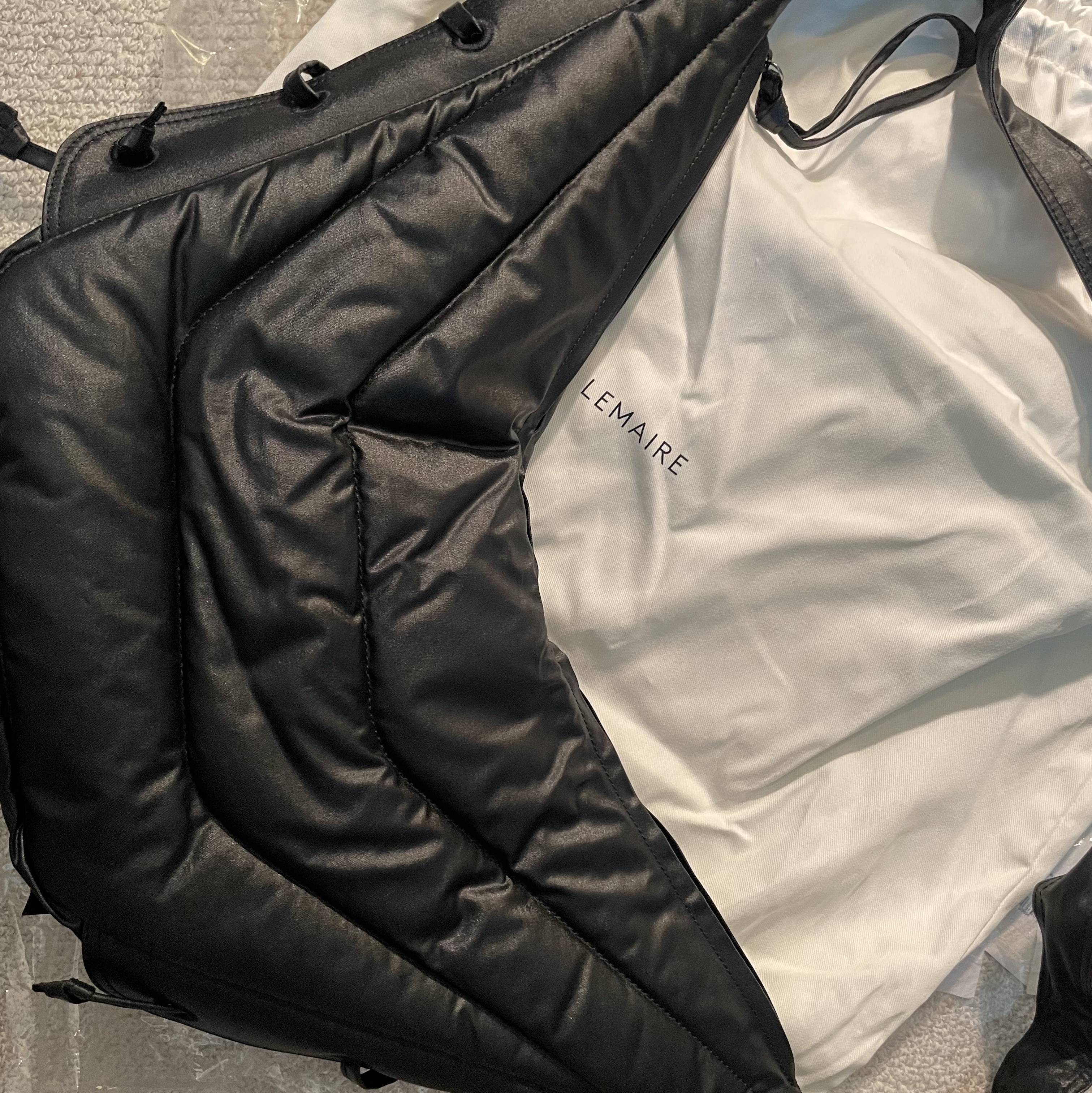Lemaire Medium Soft Game Bag WR Coated Cotton Ash Black, Lemaire Large Soft Game Bag WR Coated Cotton Ash Black 착용 스타일