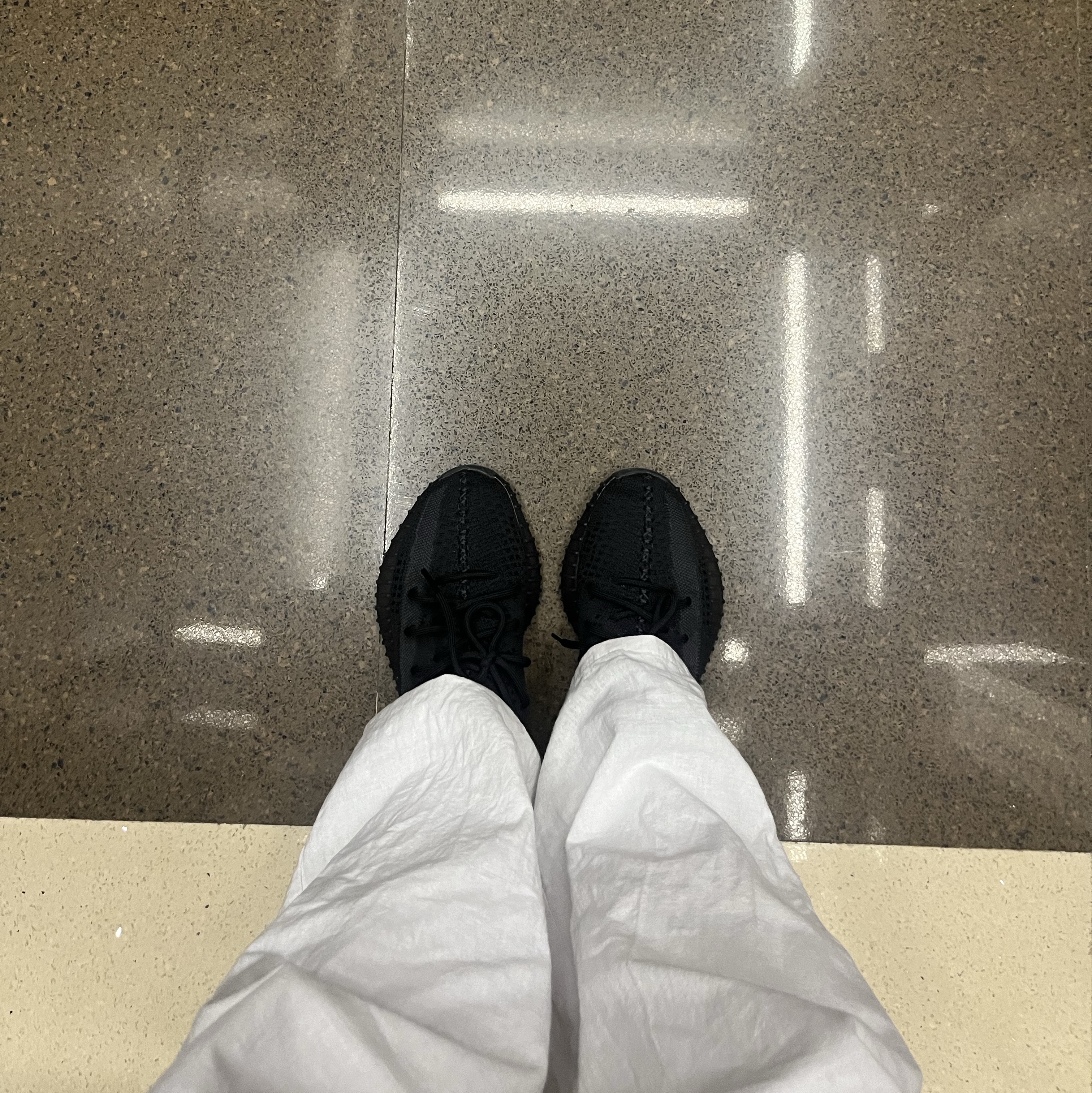 Adidas Yeezy Boost 350 V2 Onyx 착용 스타일