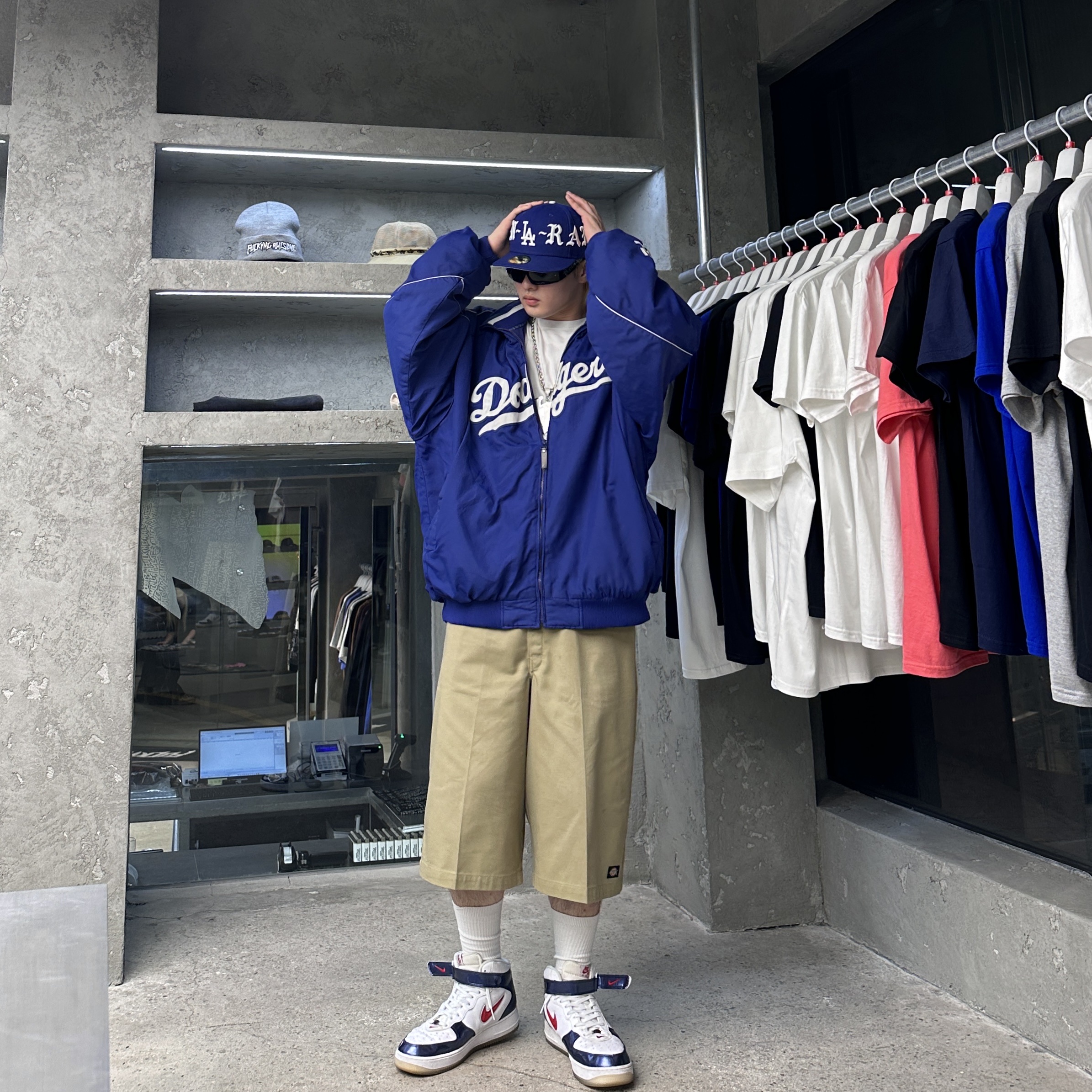Dickies Loose Fit 13 Inch Flat Front Work Shorts Khaki, Nike Air Force 1 Mid QS University Red and Midnight Navy 착용 스타일 - 3