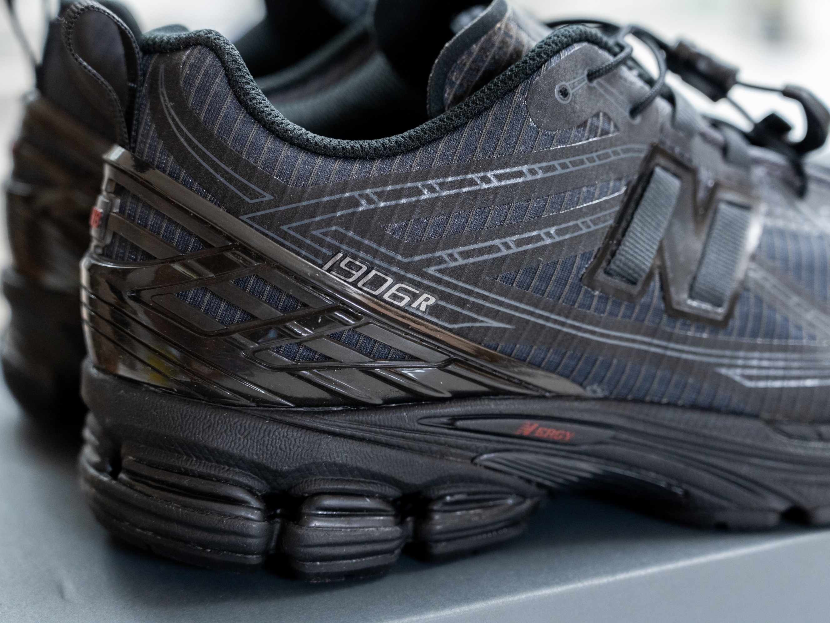 New Balance 1906R Black Magnet 착용 스타일 - 5