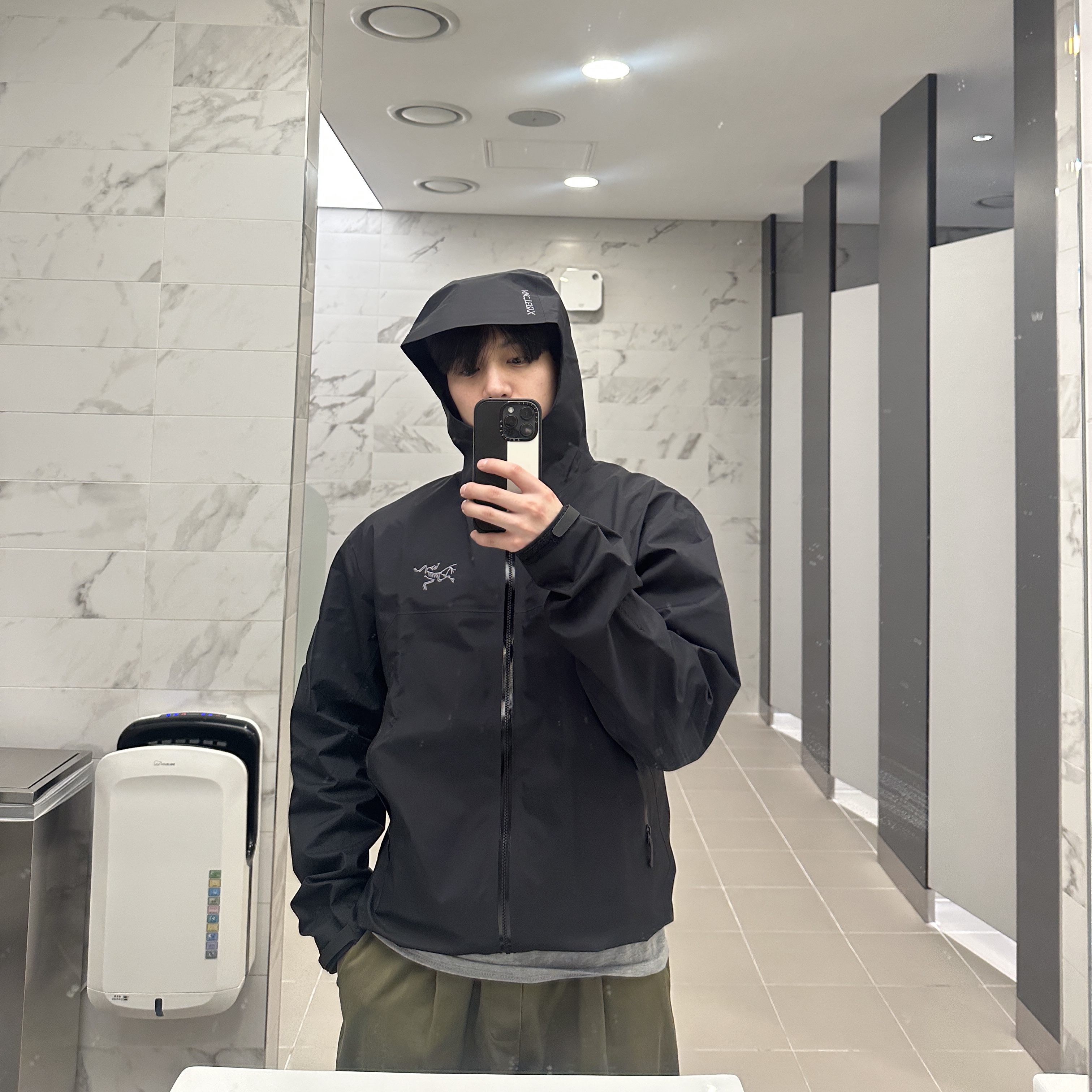 Arc'teryx Beta Jacket Black 착용 스타일 - 1