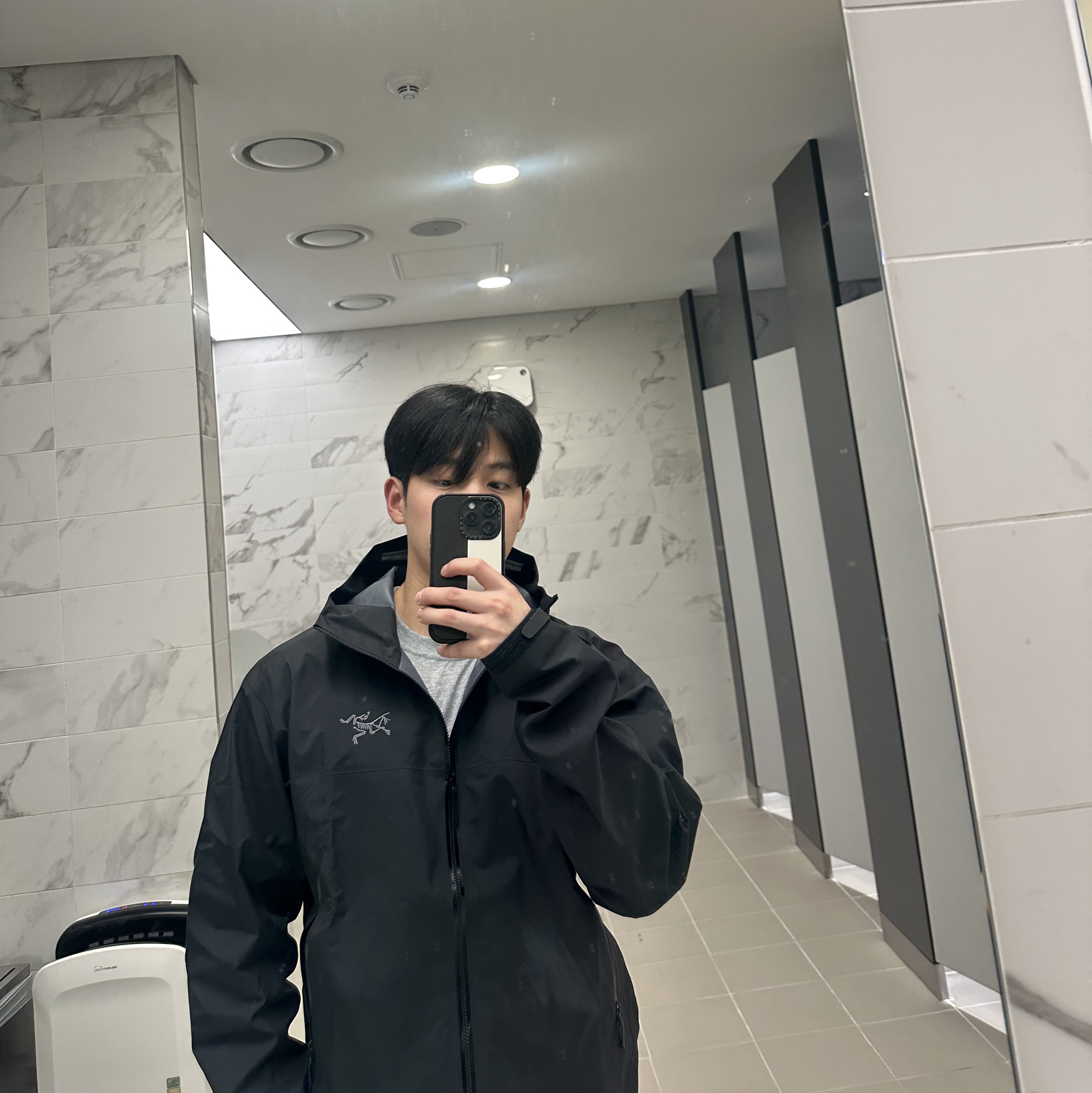 Arc'teryx Beta Jacket Black 착용 스타일 - 2