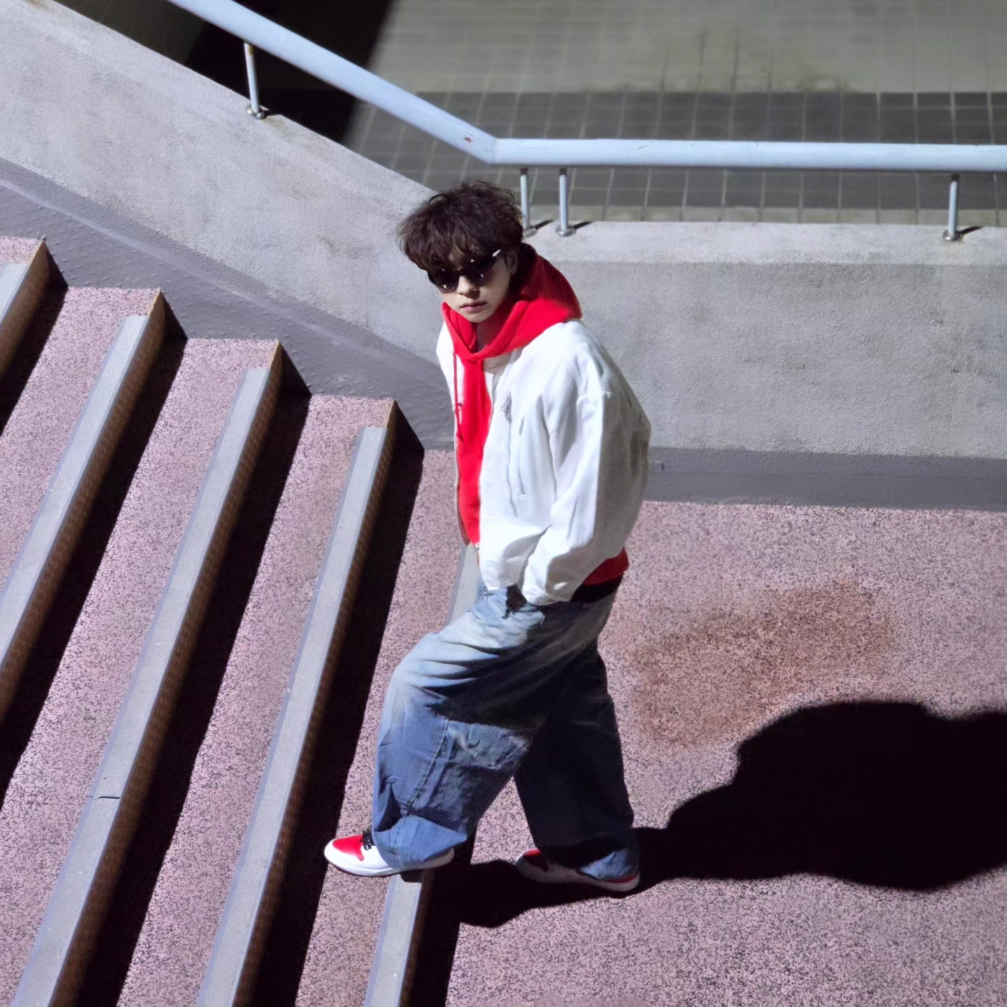 Stussy Beach Roots Hoodie Red, Jordan 1 Retro High OG Heritage 착용 스타일 - 5