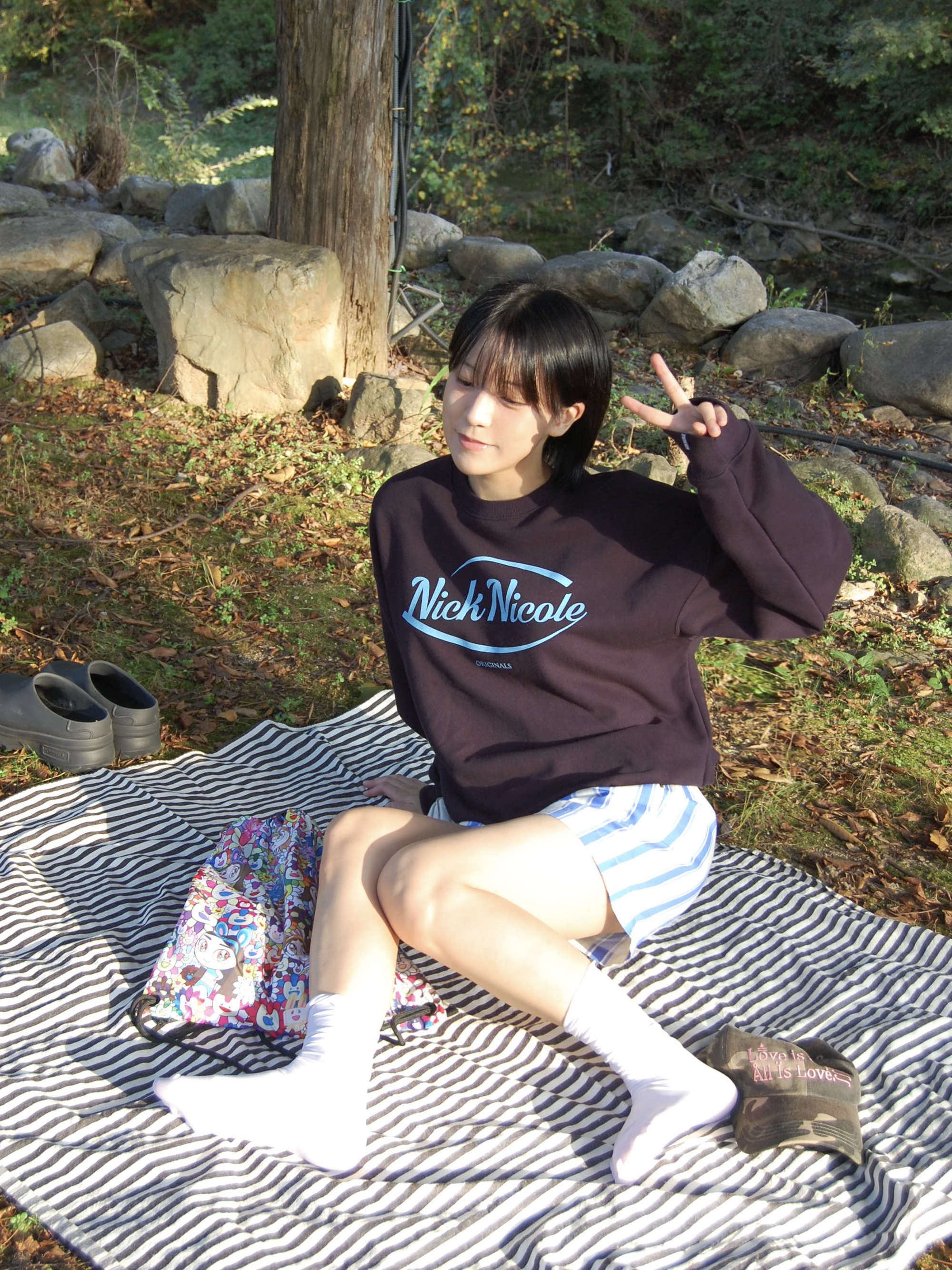 NewJeans Supernatural NJ x Murakami Drawstring Bag Ver. 착용 스타일