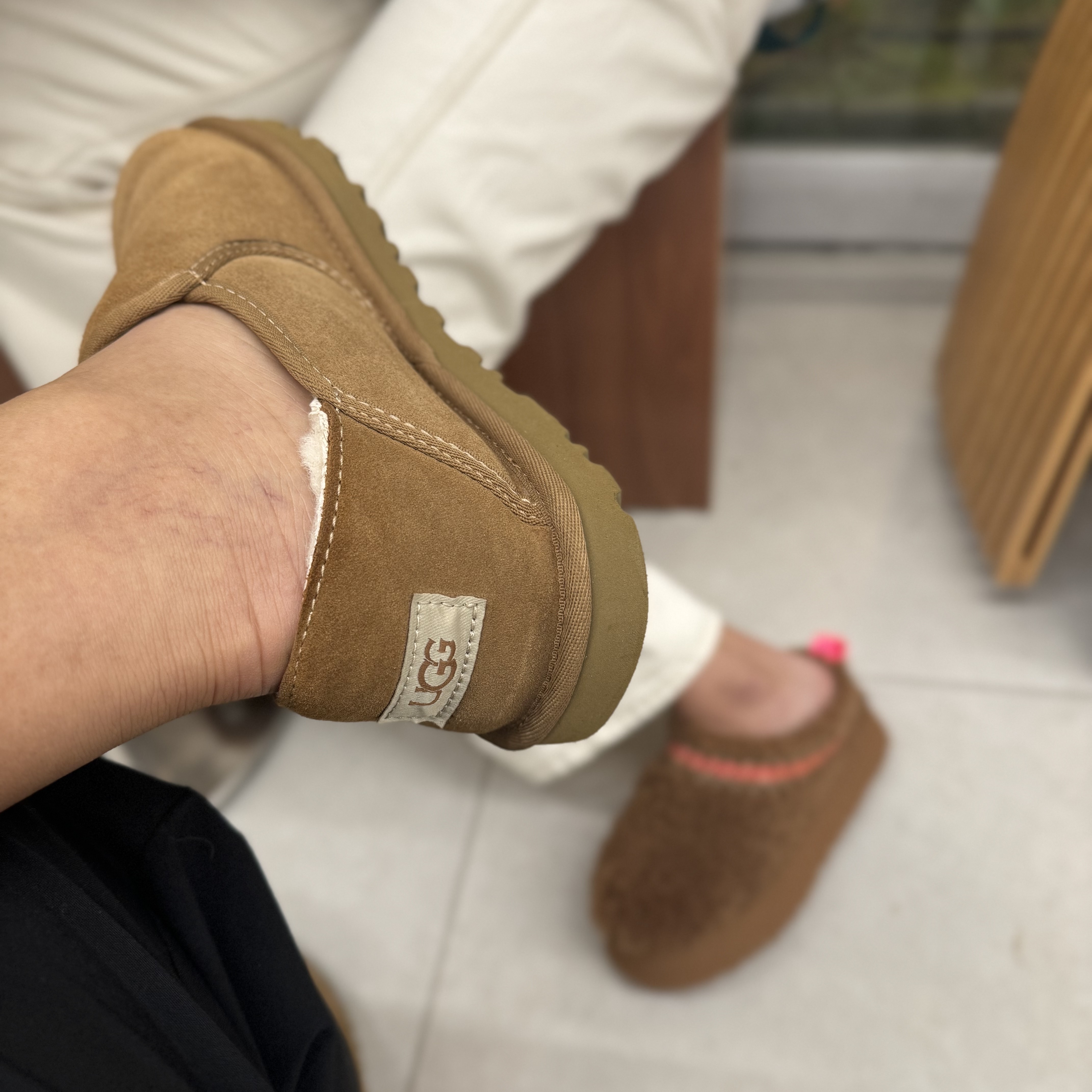 UGG Kenton Slipper Chestnut, (W) UGG Tazz Braid Hardwood 착용 스타일 - 2