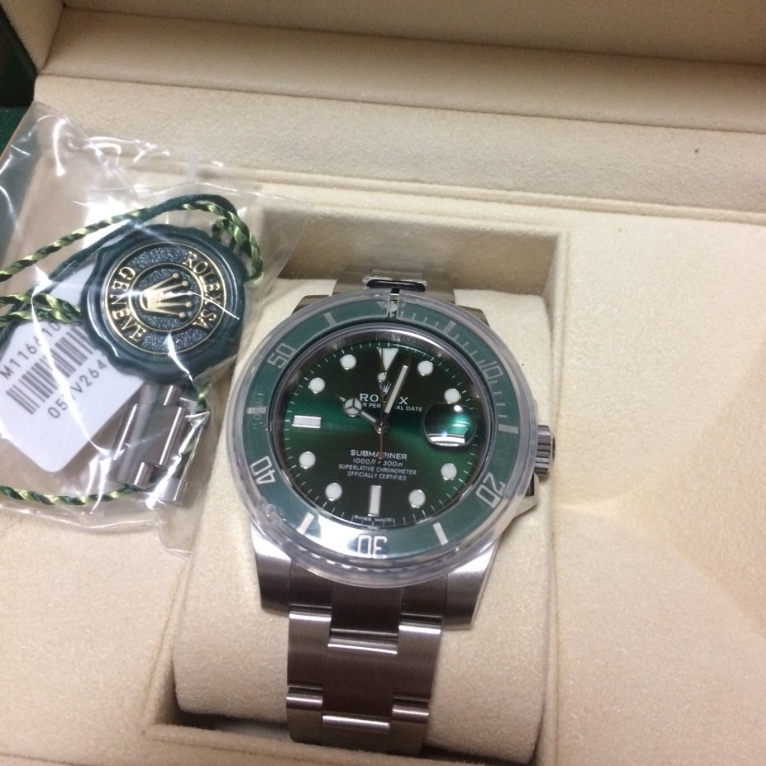 Rolex Submariner Date 40mm 116610LV Green Oyster 착용 스타일