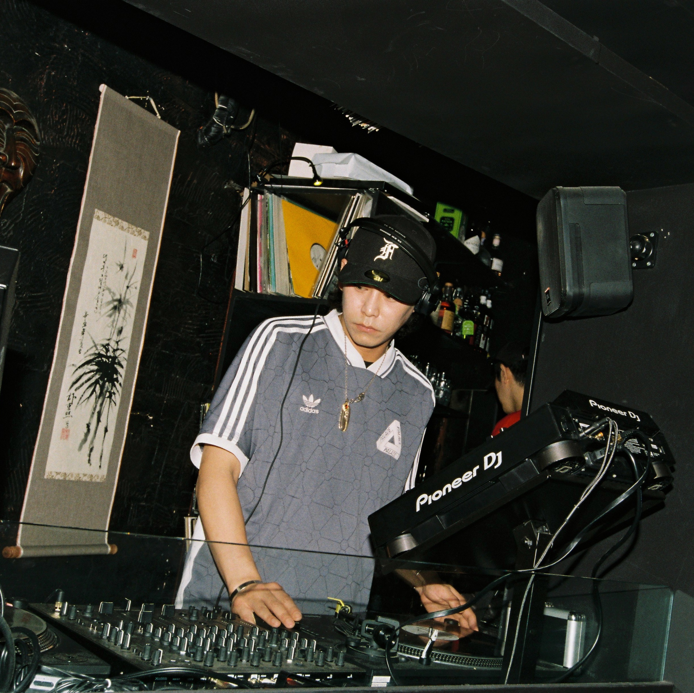 Essentials x New Era Sized Cap Black 착용 스타일