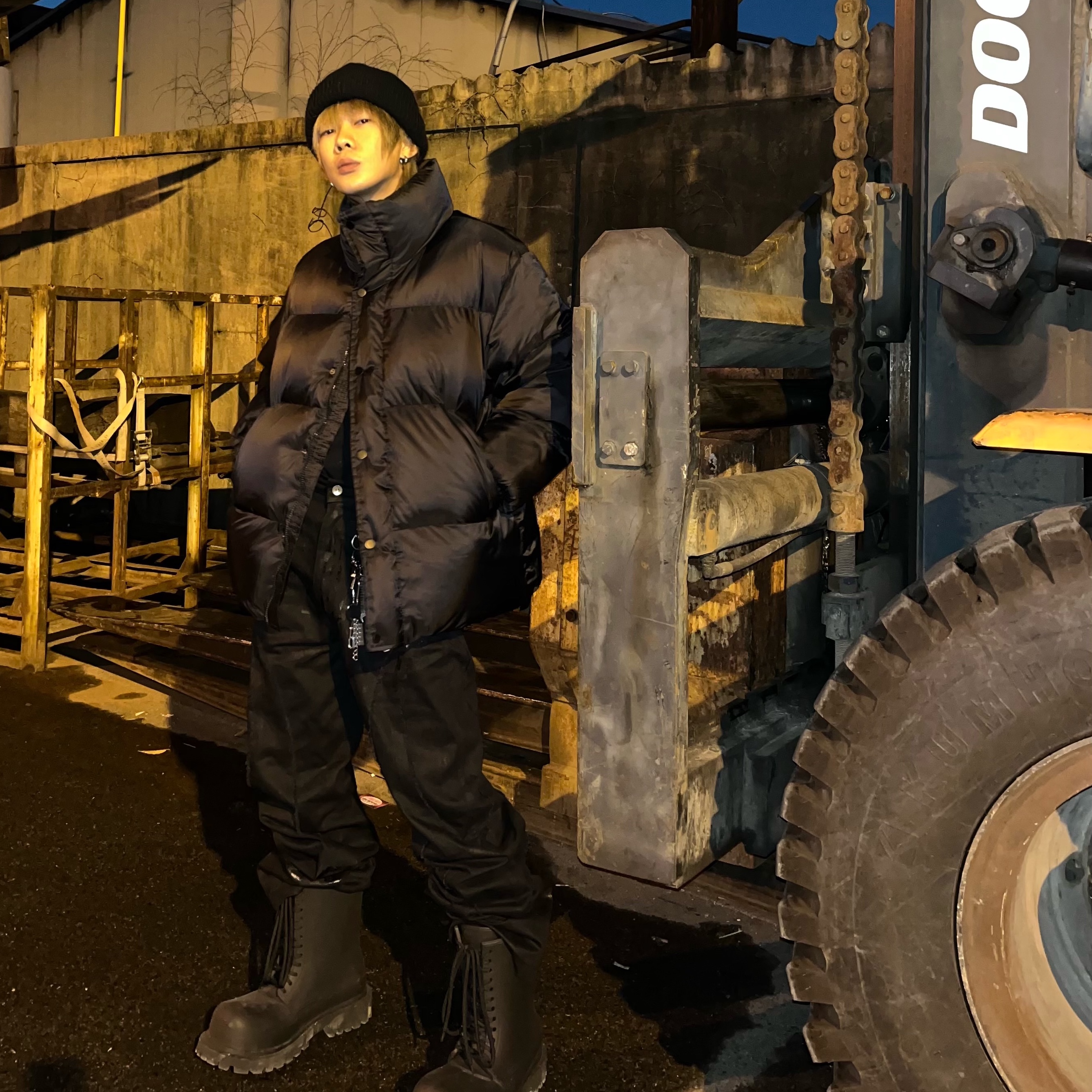 Balenciaga XL Army Boots Full Eva Black, Nike Therma-Fit Academy Football Gloves Black 착용 스타일 - 2