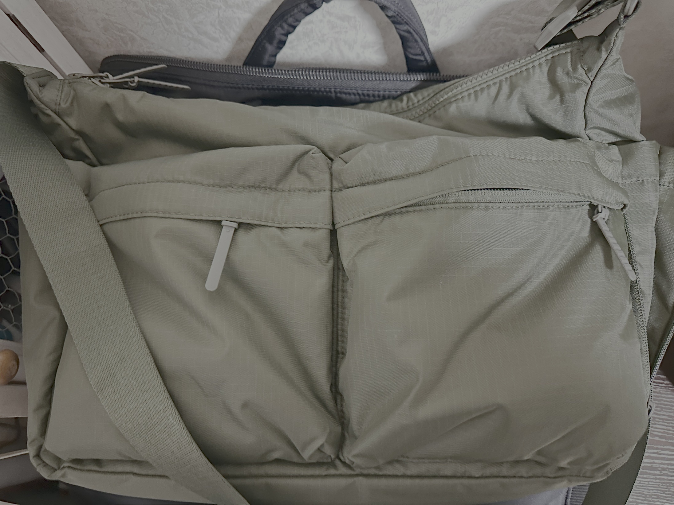 Uniqlo Multi Pocket Shoulder Bag Olive 착용 스타일