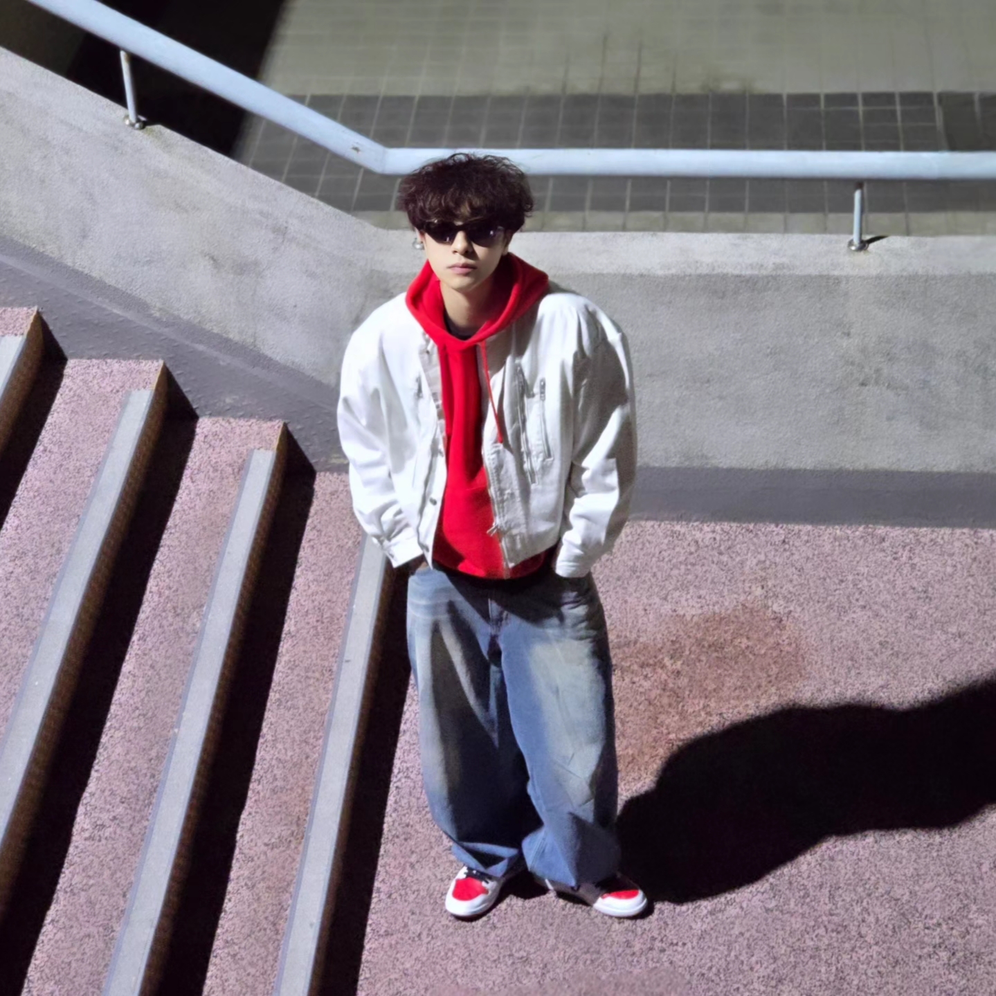Stussy Beach Roots Hoodie Red, Jordan 1 Retro High OG Heritage 착용 스타일 - 3
