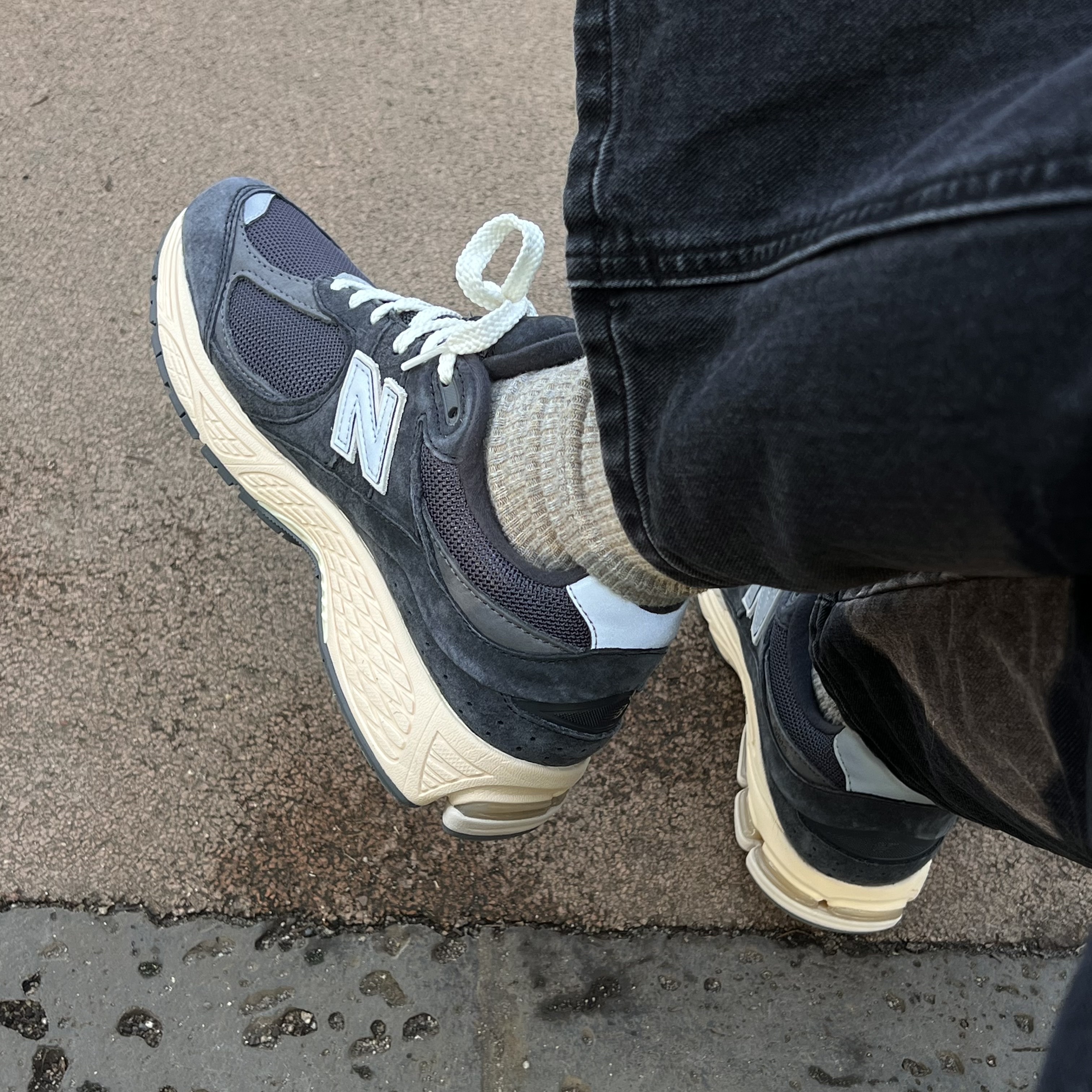 New Balance 2002R Special Vintage Black Grey 착용 스타일 - 1
