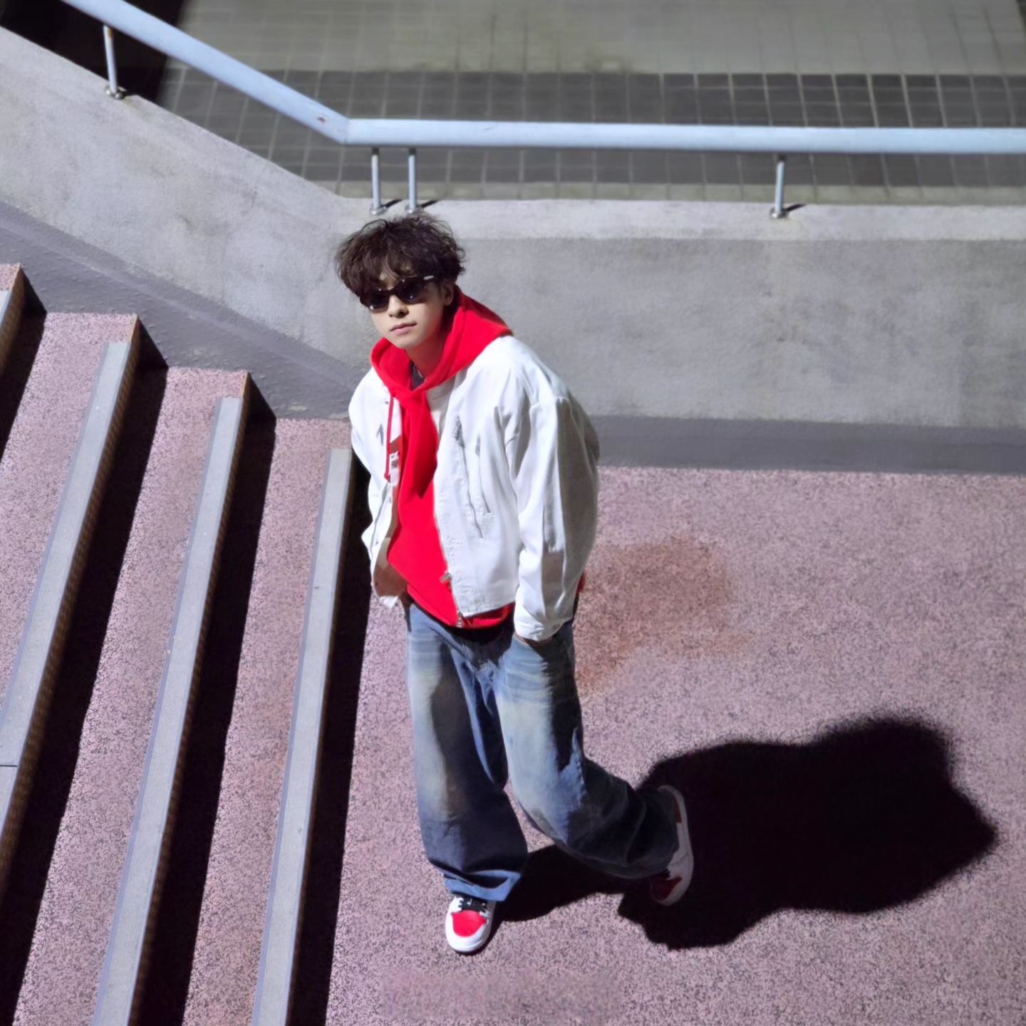 Stussy Beach Roots Hoodie Red, Jordan 1 Retro High OG Heritage 착용 스타일 - 1