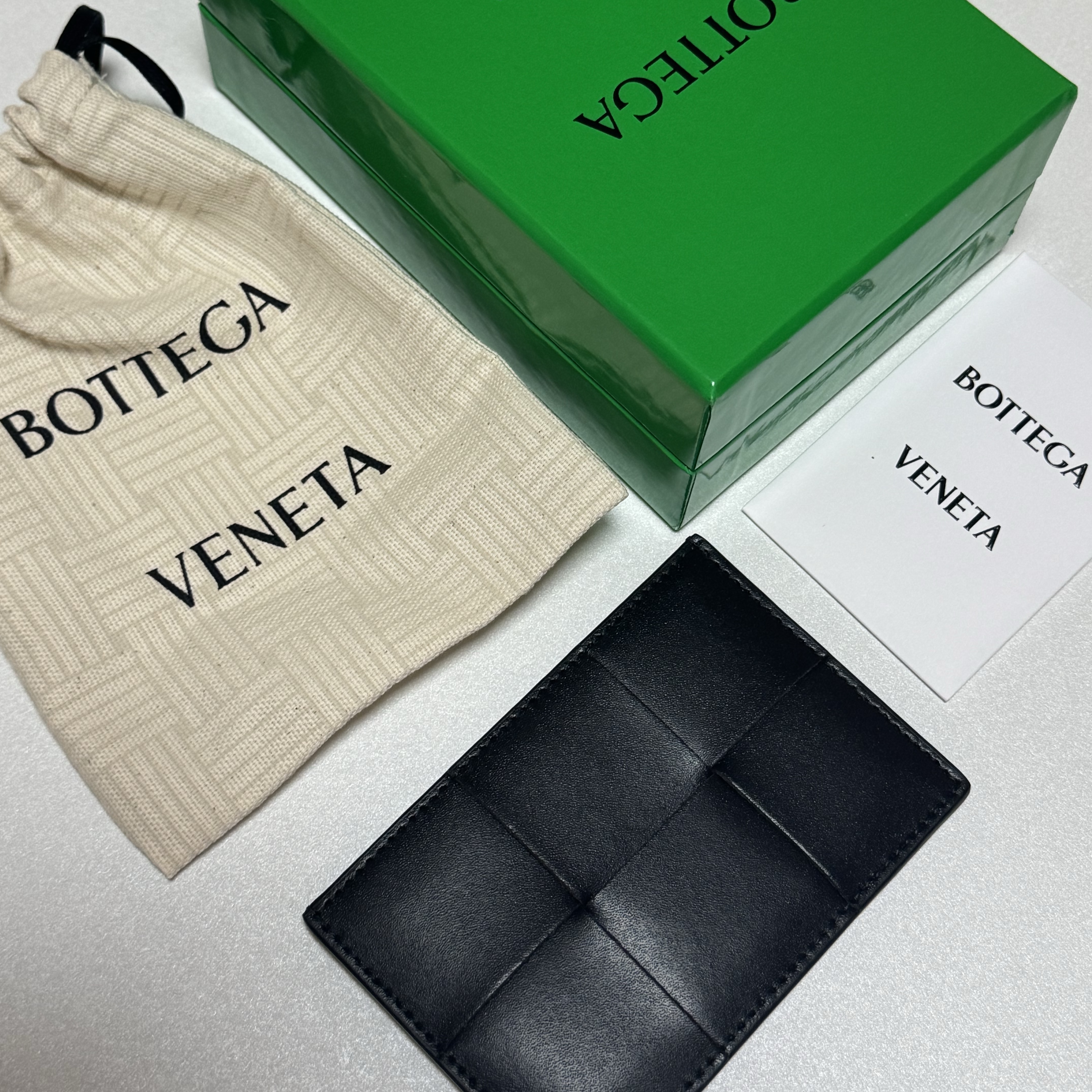 Bottega Veneta Credit Card Case Calfskin Black 착용 스타일