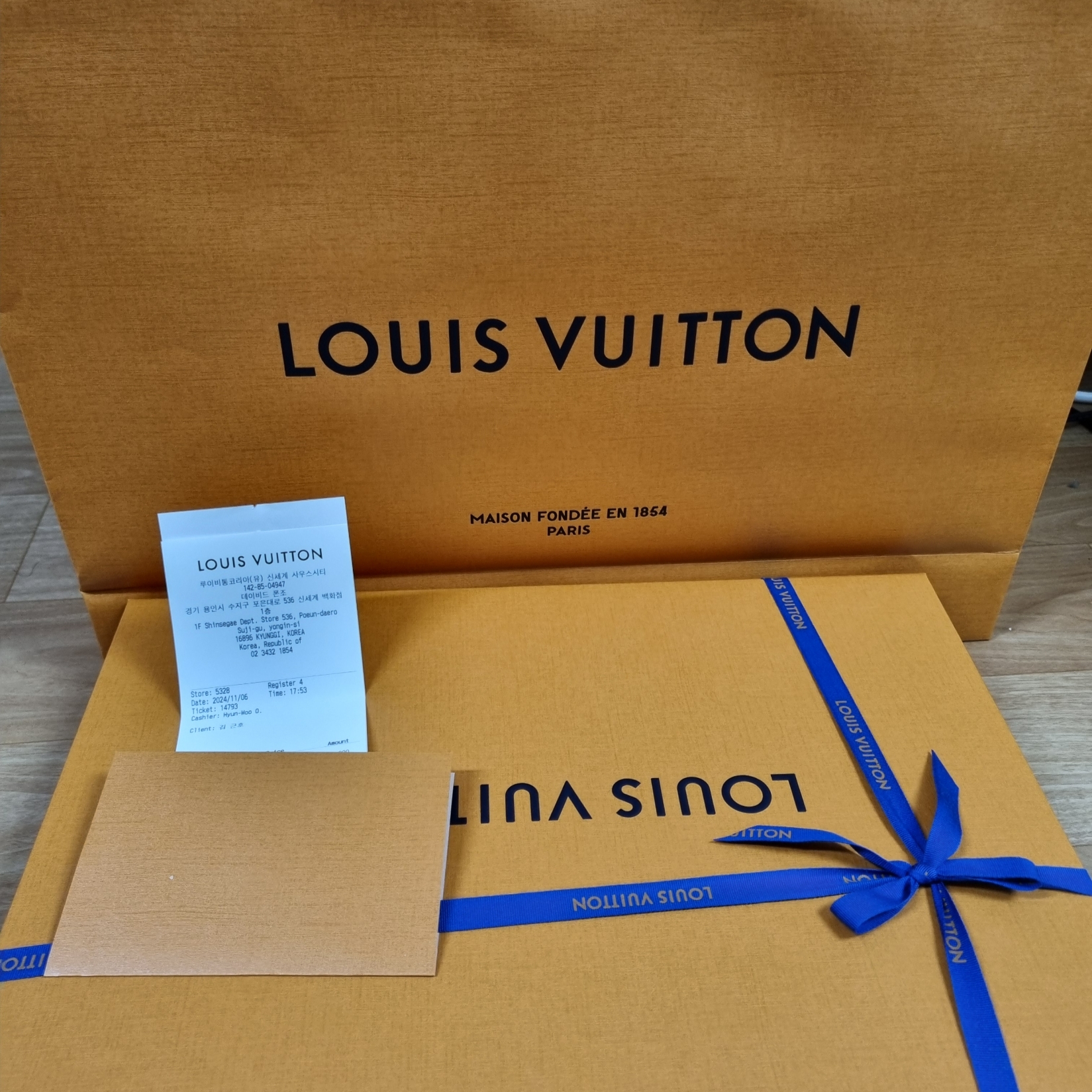 Louis Vuitton Monogram Classic Muffler Light Grey 착용 스타일 - 2