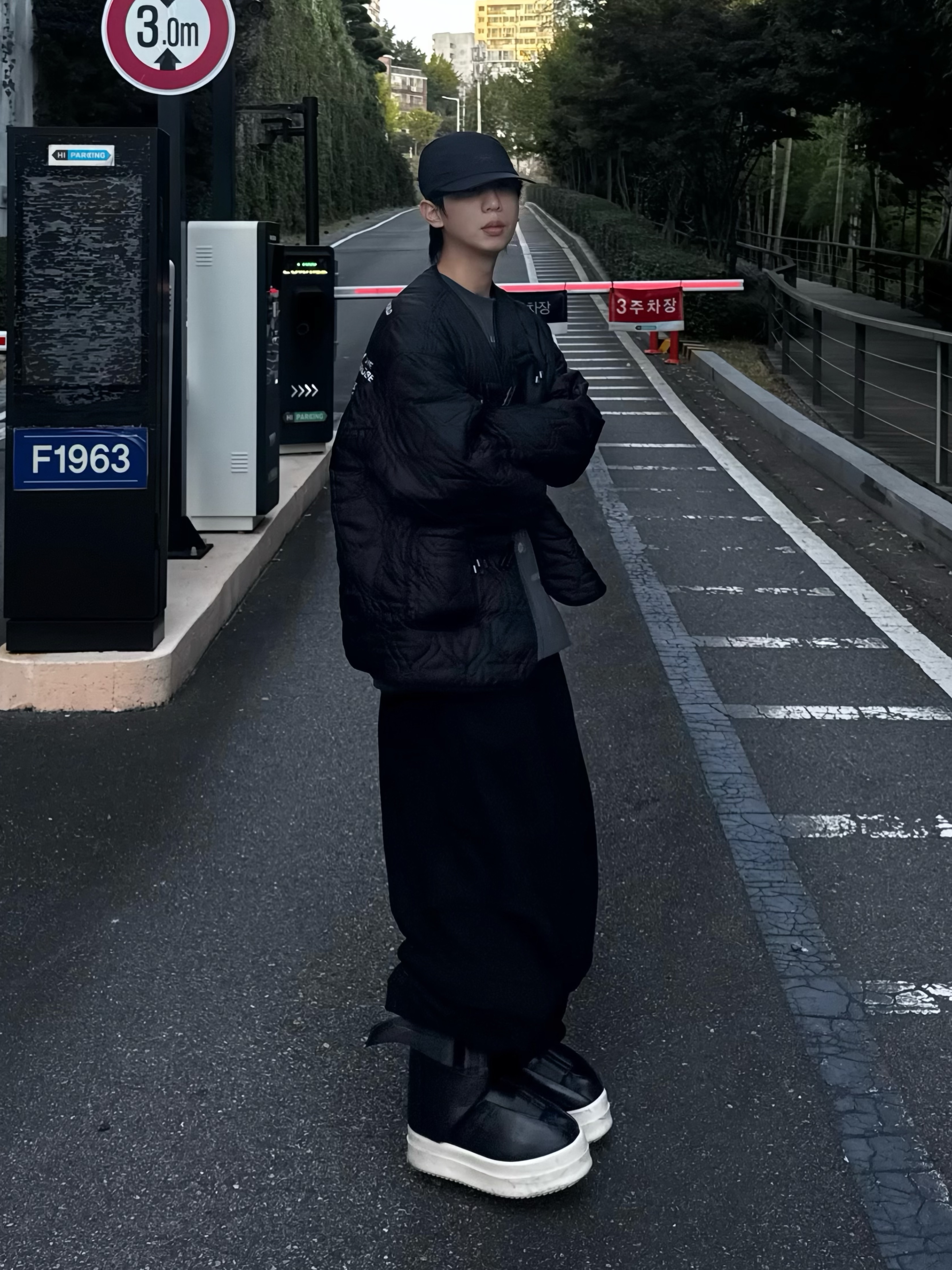 Arc'teryx Norvan Regular Brim Hat Black 착용 스타일 - 1
