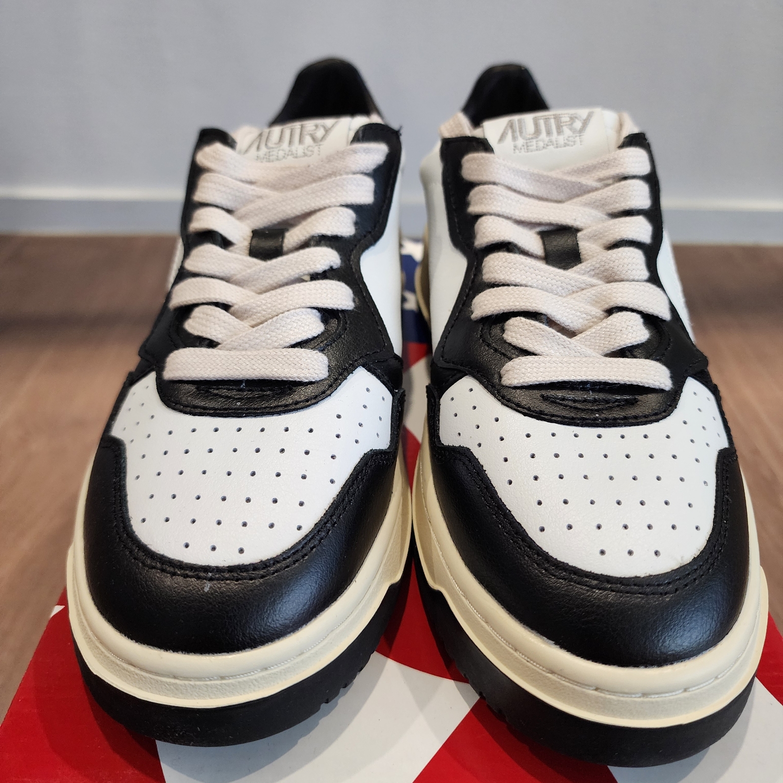 Autry Medalist Low Leather Sneakers Black White 착용 스타일 - 1
