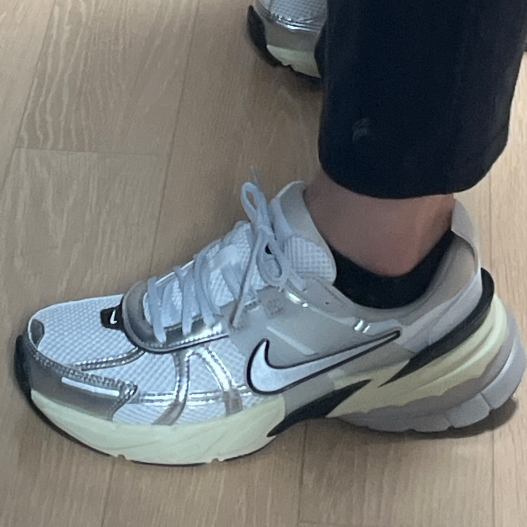 Nike V2K Run Summit White Metallic Silver 착용 스타일