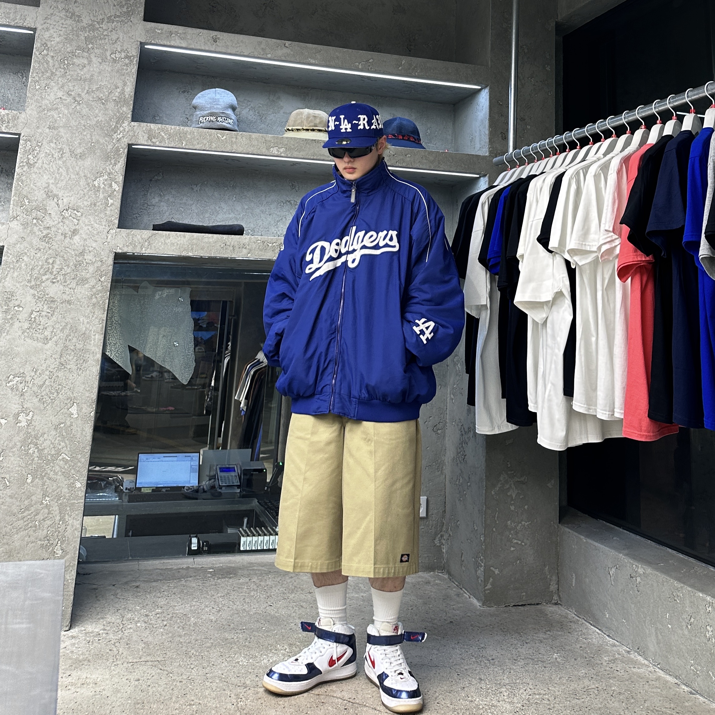 Dickies Loose Fit 13 Inch Flat Front Work Shorts Khaki, Nike Air Force 1 Mid QS University Red and Midnight Navy 착용 스타일 - 1