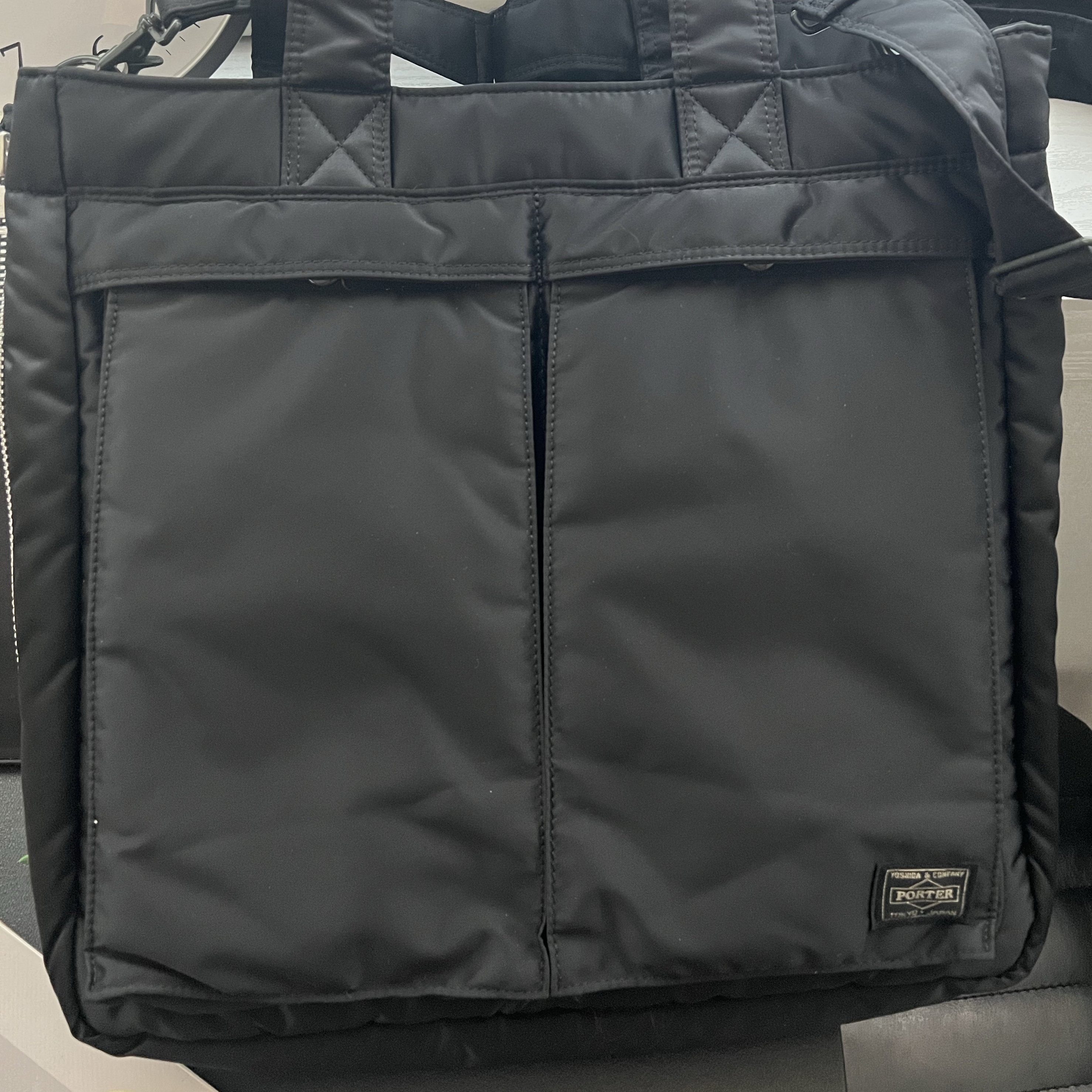 Porter Tanker 2Way Tote Bag Black 착용 스타일 - 1