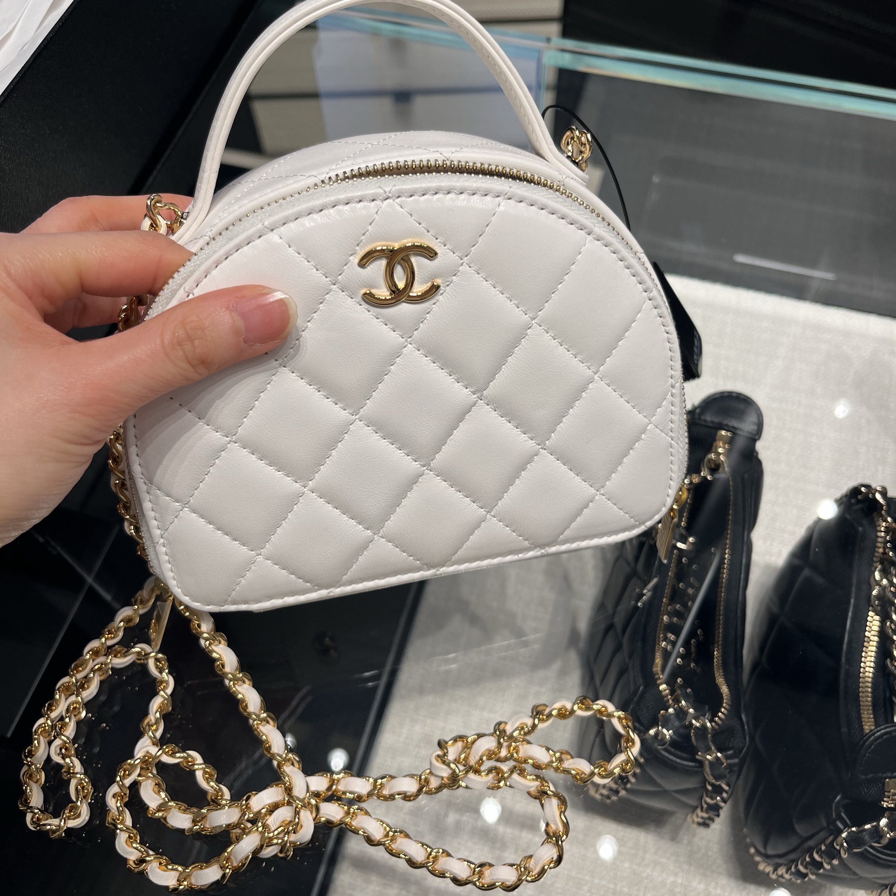 Chanel Clutch with Chain Lambskin & Gold White, Gucci Rhyton Leather Sneakers Logo 착용 스타일 - 2