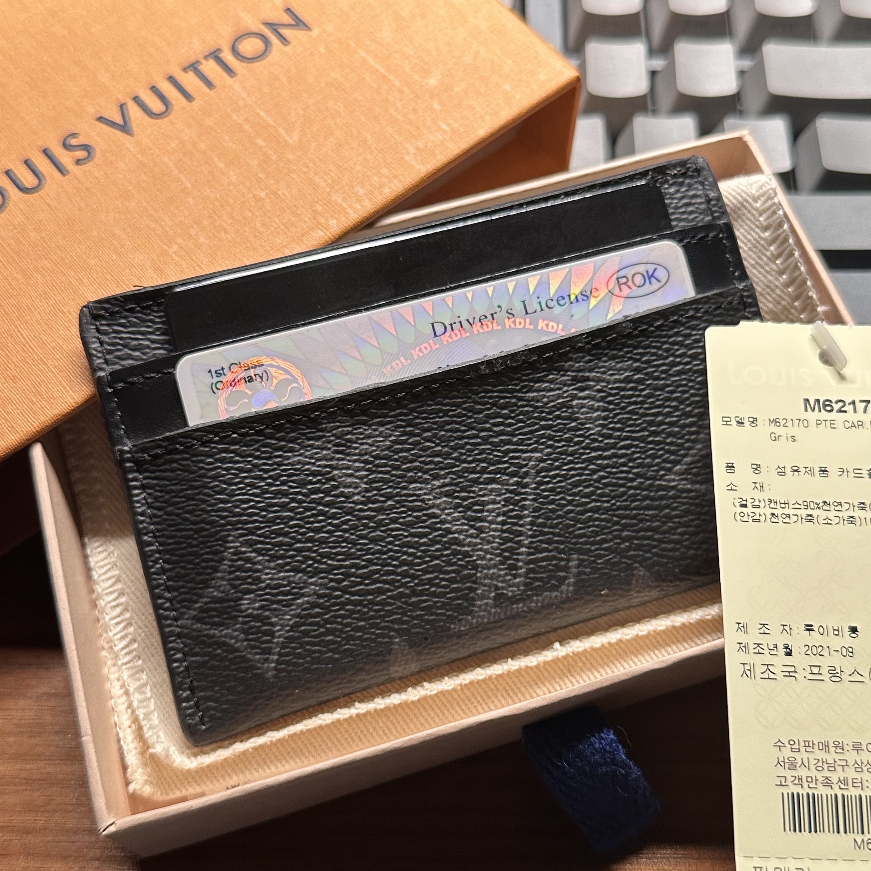 Louis Vuitton Double Card Holder Monogram Eclipse 착용 스타일