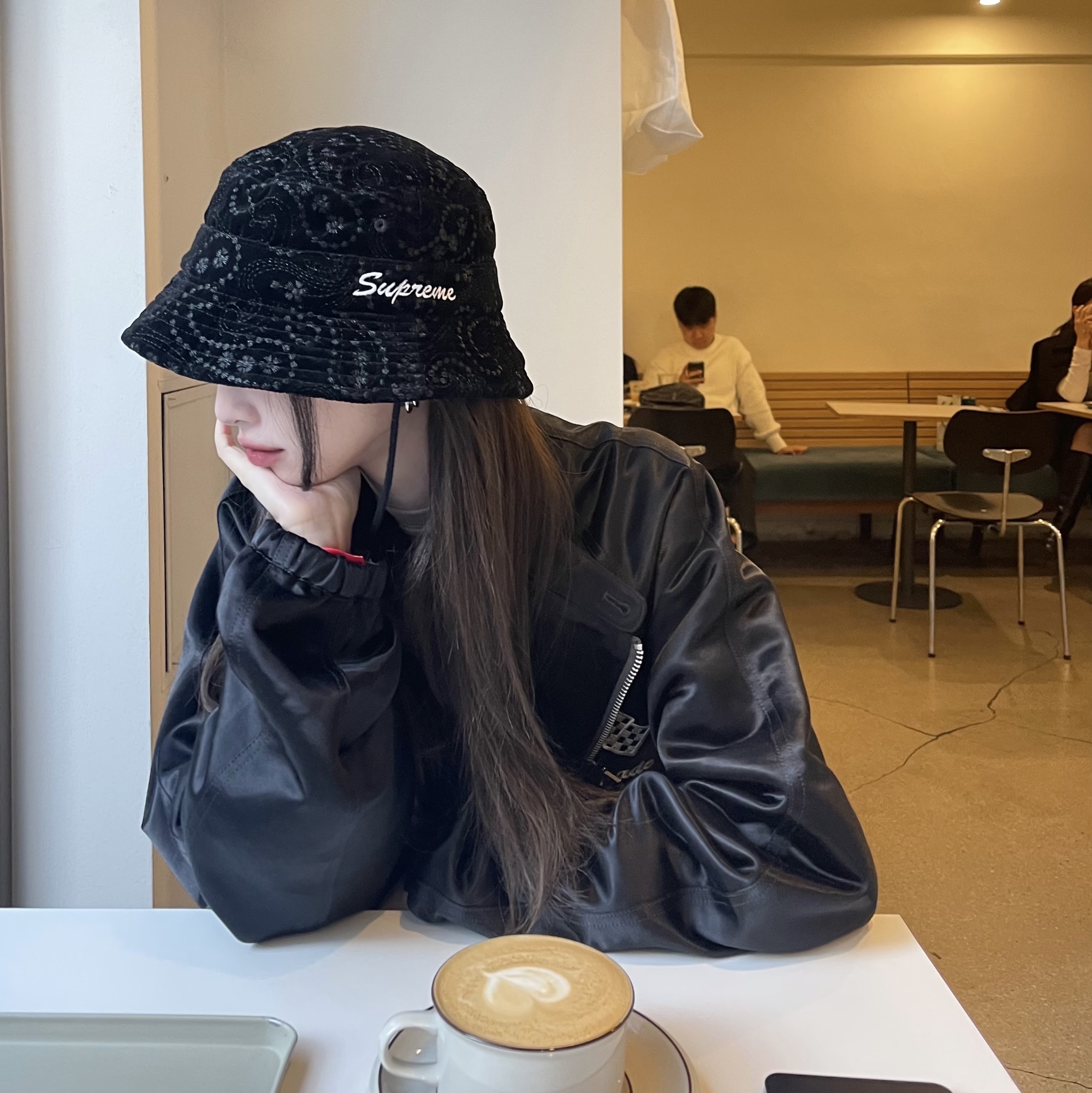 Supreme Velvet Paisley Boonie Black - 23FW, Human Made Racing Jacket Black 착용 스타일 - 1