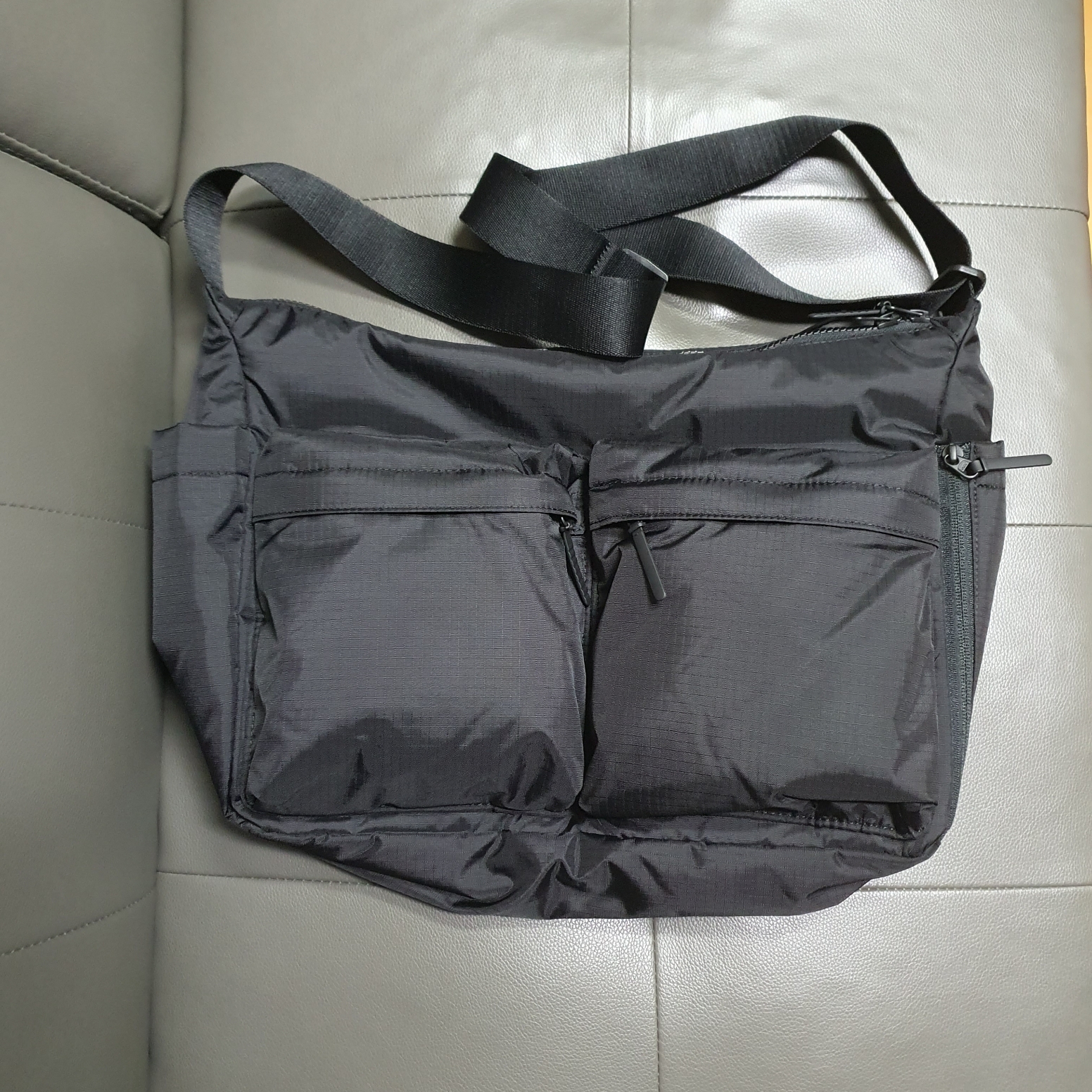 Uniqlo Multi Pocket Shoulder Bag Black 착용 스타일