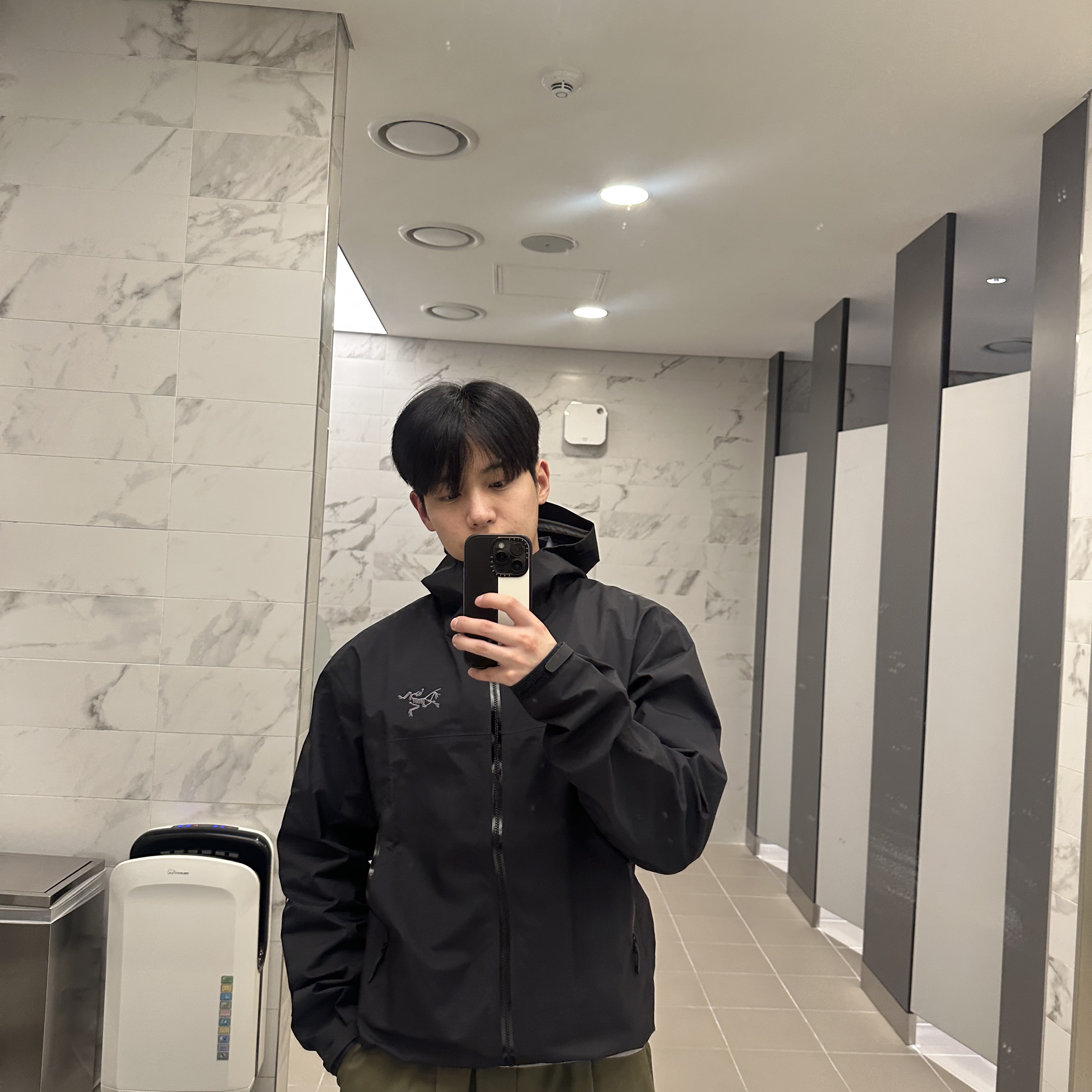 Arc'teryx Beta Jacket Black 착용 스타일 - 3
