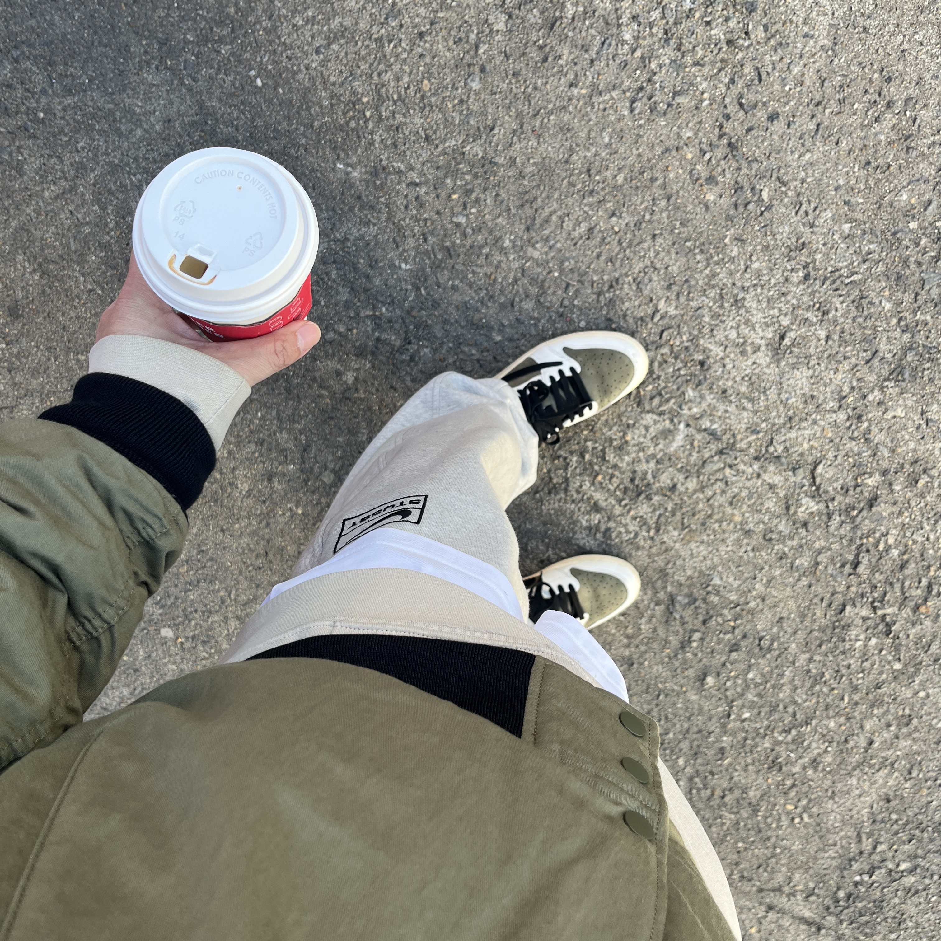 Jordan 1 x Travis Scott Retro Low OG SP Reverse Olive, Nike x Stussy Reversible Jacket Medium Olive (FJ9153-222) 착용 스타일
