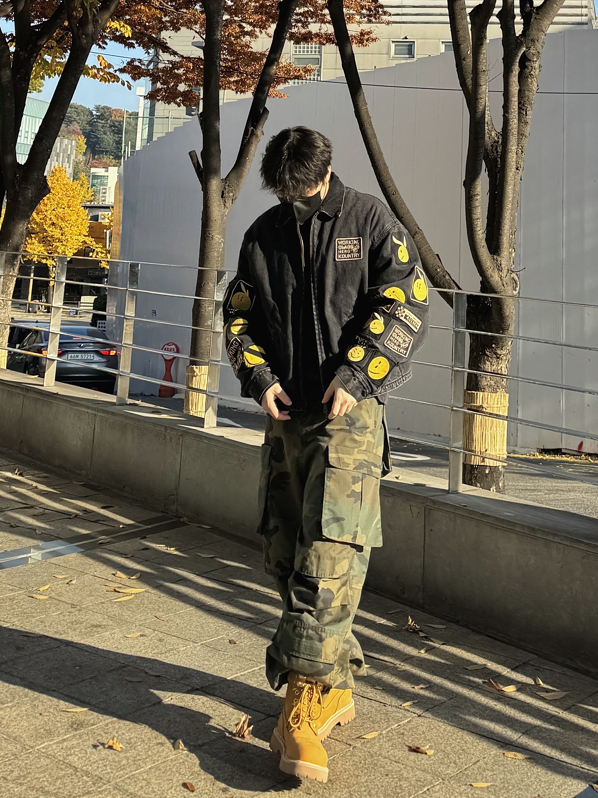 Kapital 14 oz. Black X Black Denim T-Back Drizzler Jacket Anarchy Rainbowy Remake Black, Project G/R Washed Cargo Pants Camo 착용 스타일 - 1