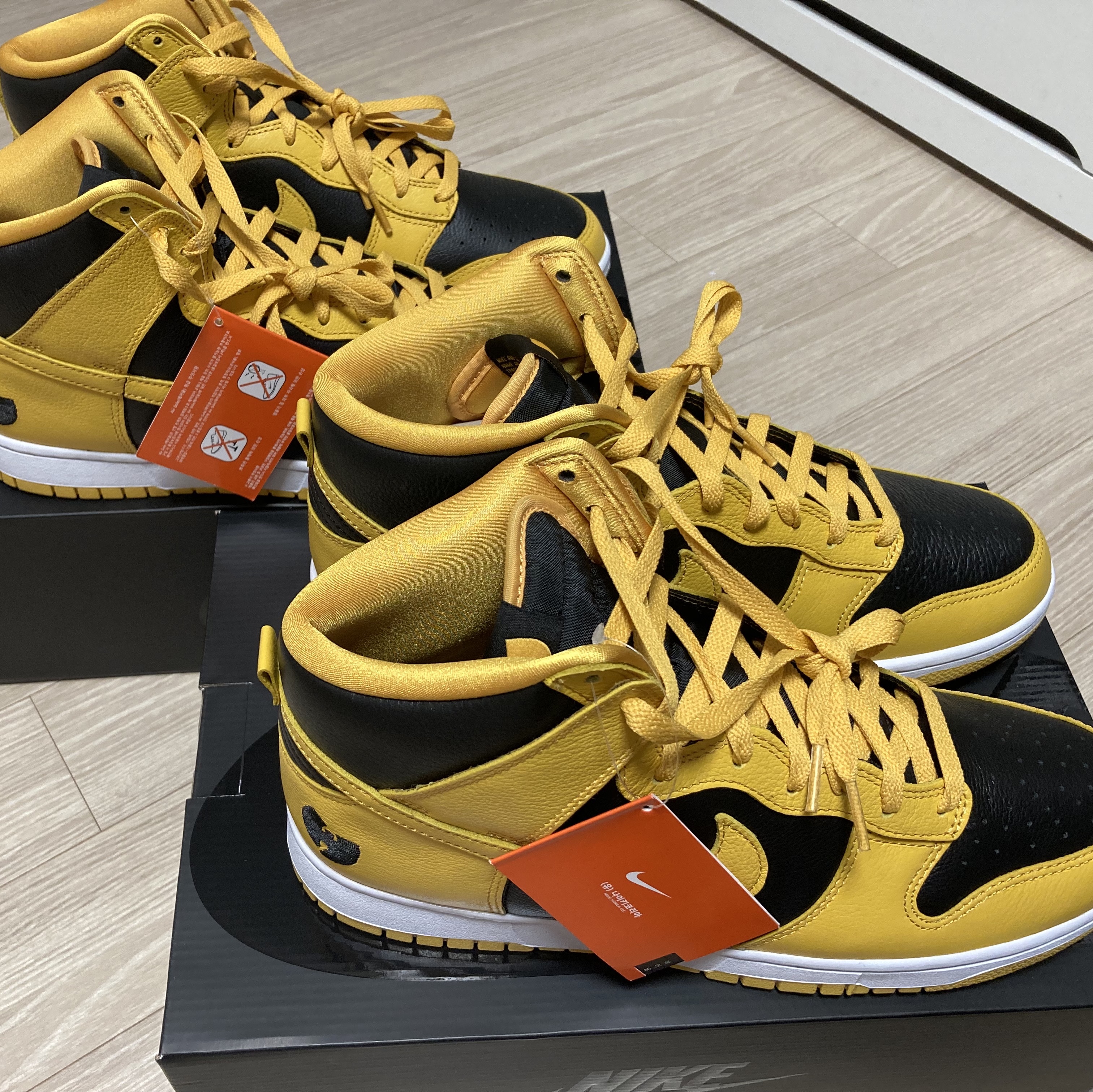 Nike Wu-Tang Clan Dunk High Black and Pollen 착용 스타일