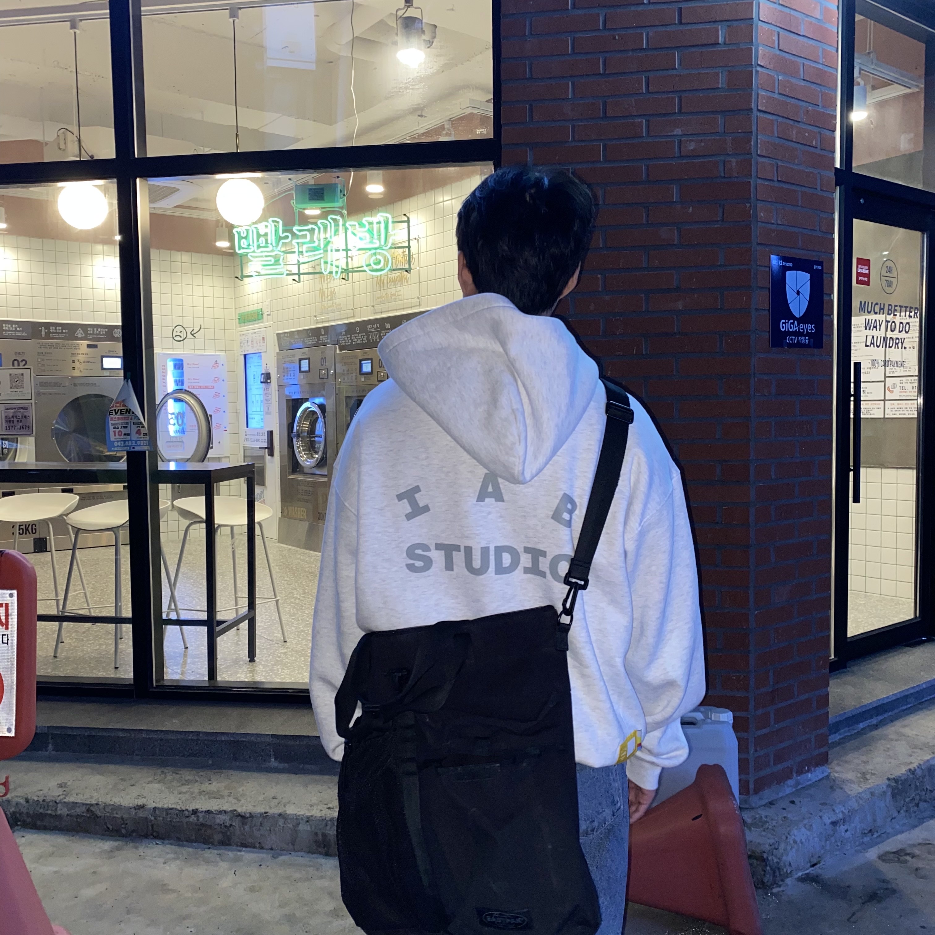 IAB Studio Hoodie Light Gray 착용 스타일 - 2