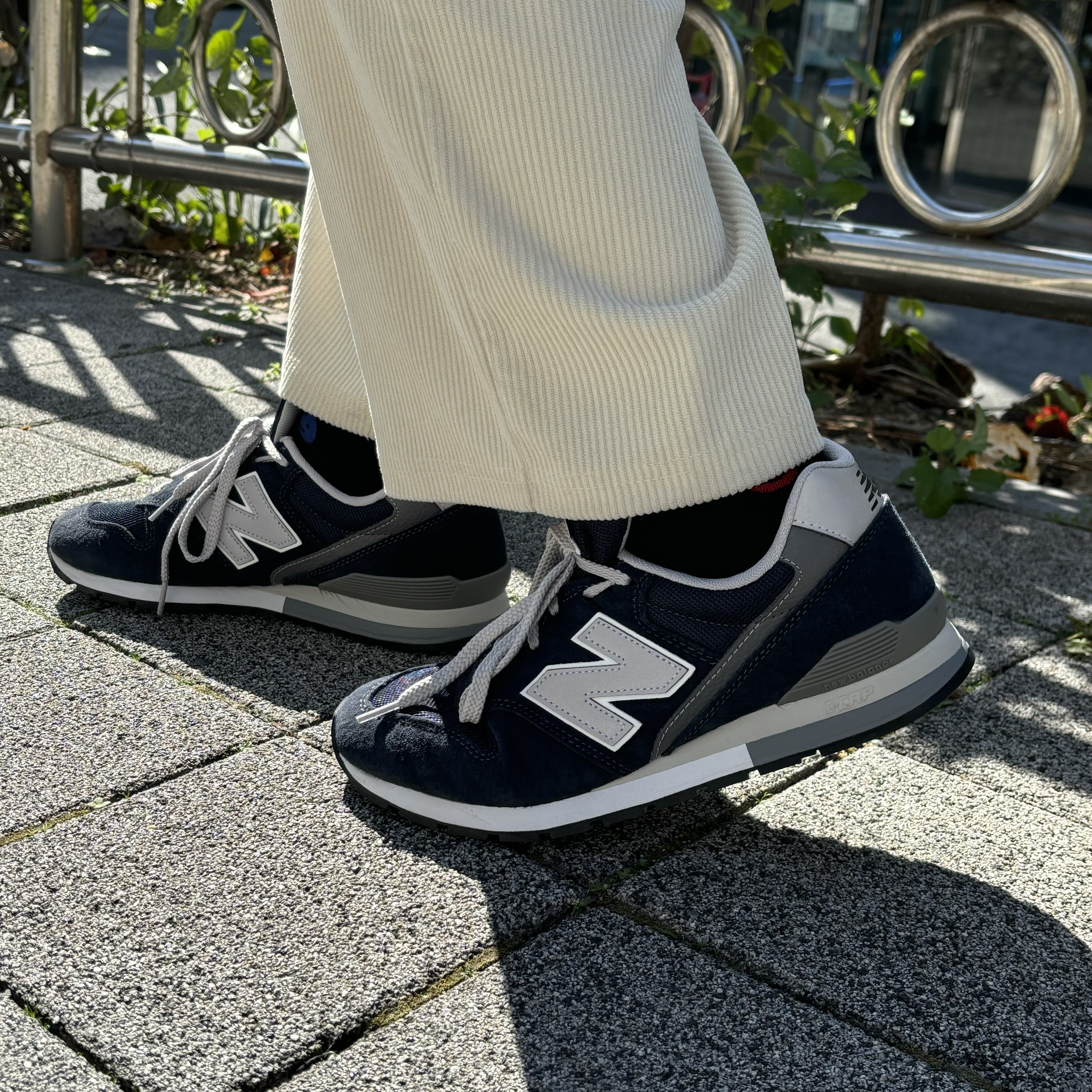 New Balance 996 Navy Silver 착용 스타일 - 1