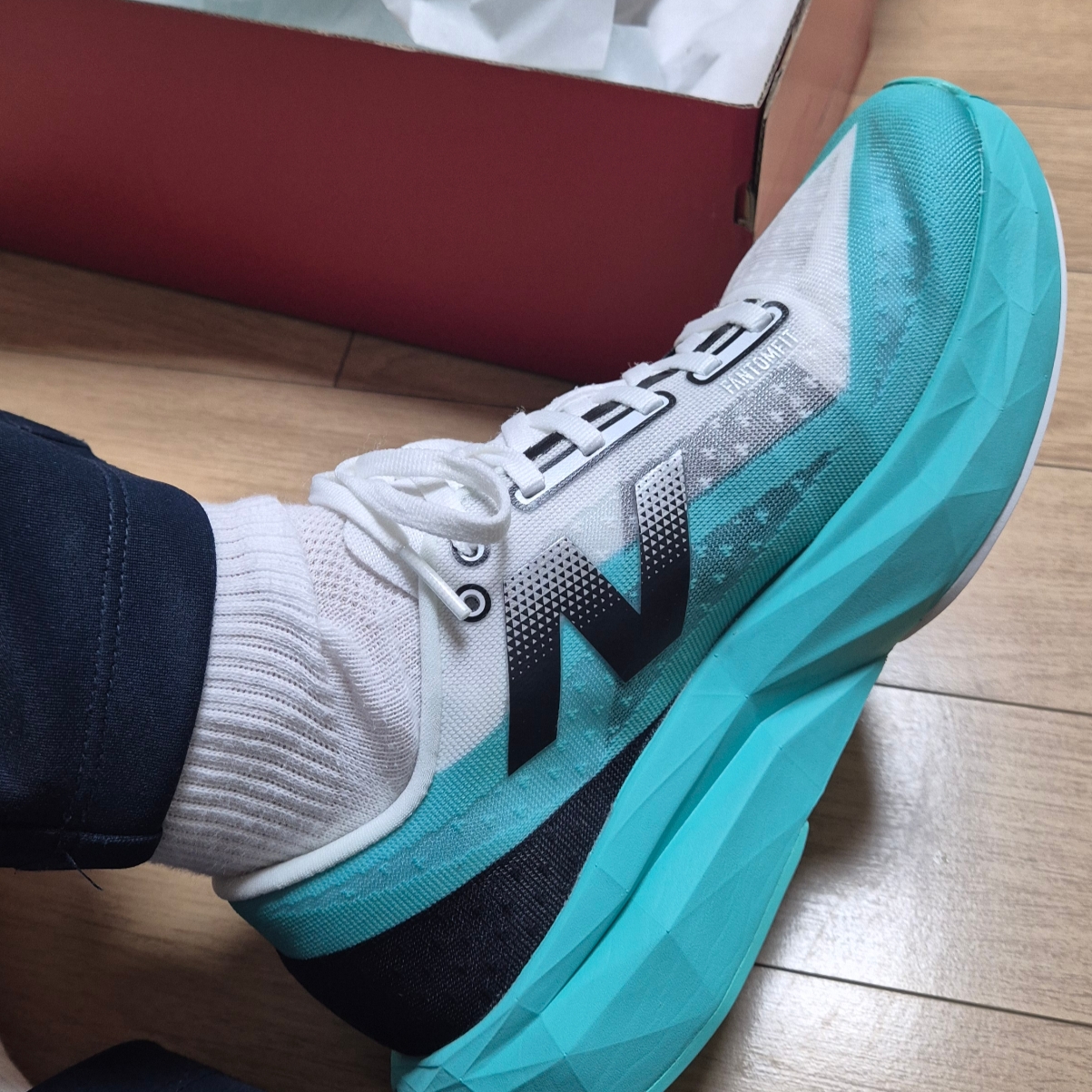New Balance Fuelcell Rebel v4 Cyber Jade White - D Standard 착용 스타일