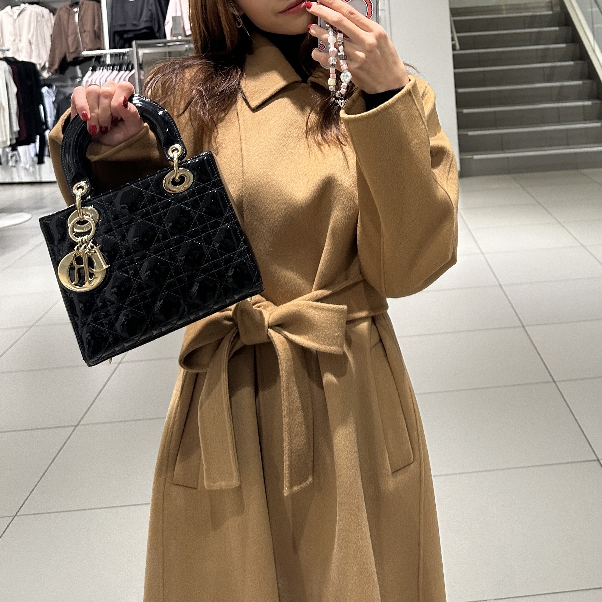 Dior Small Lady Bag Patent Cannage Calfskin Black Pale Gold 착용 스타일 - 3