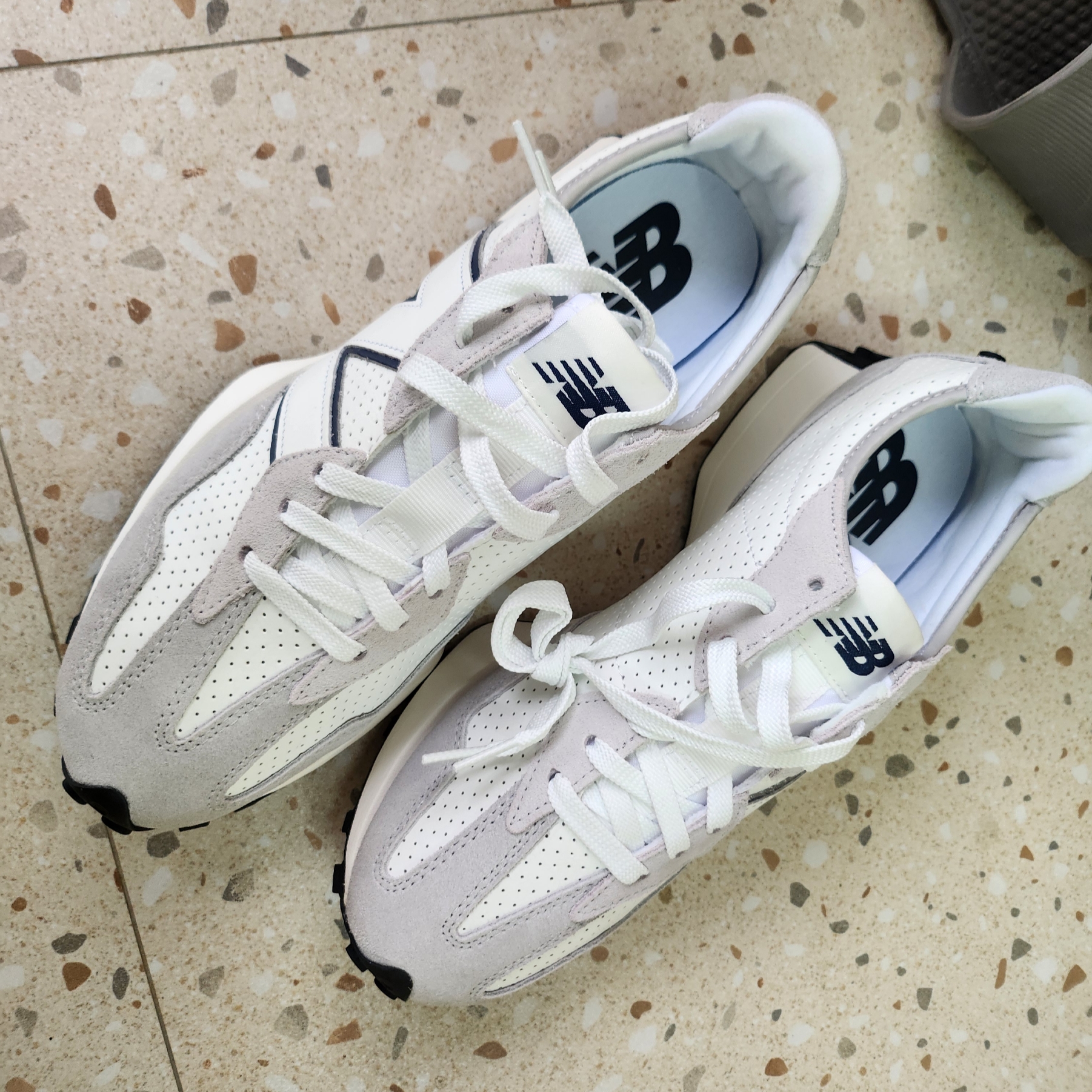 New Balance 327 Brighton Grey Navy 착용 스타일
