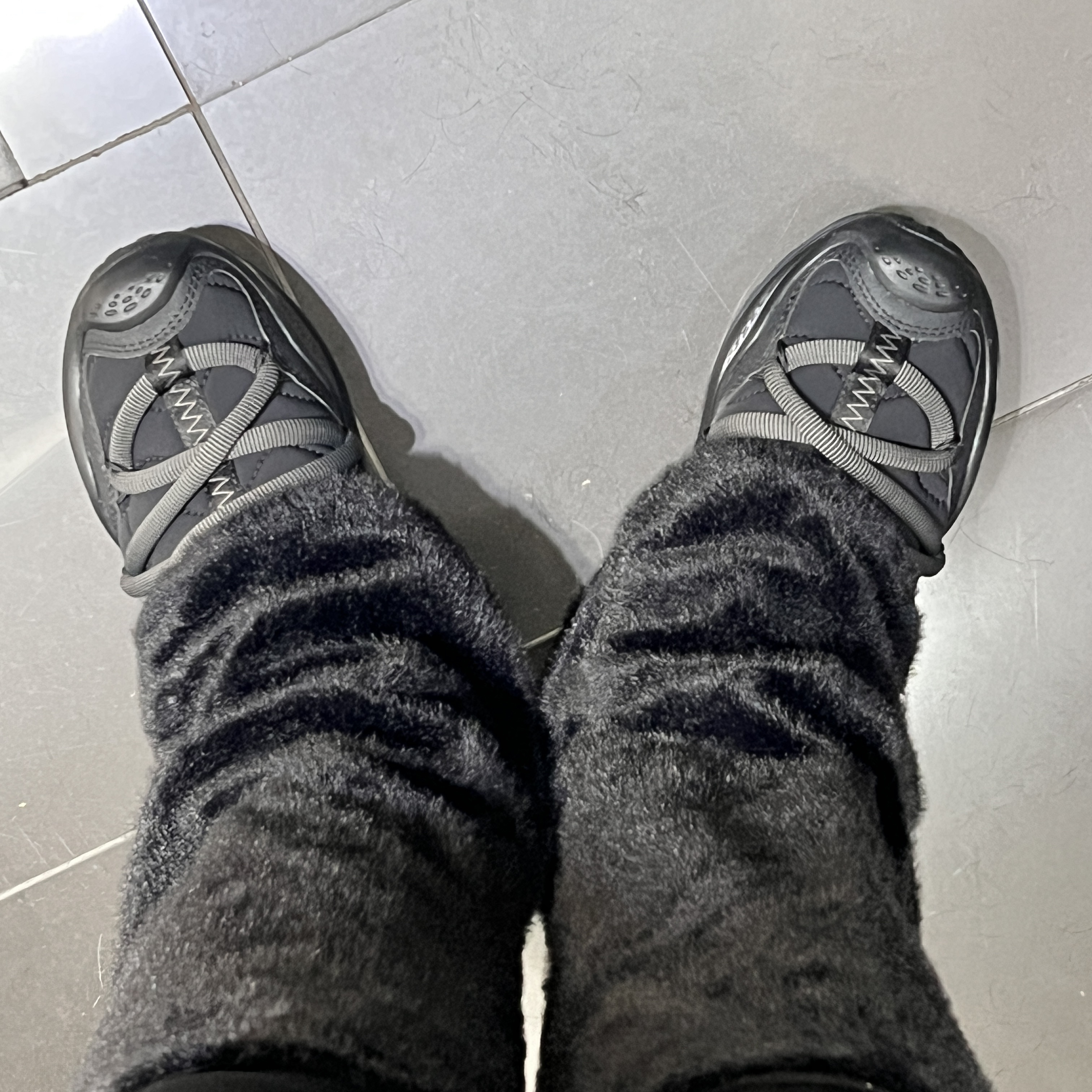 Hoka Ora Primo Black 착용 스타일