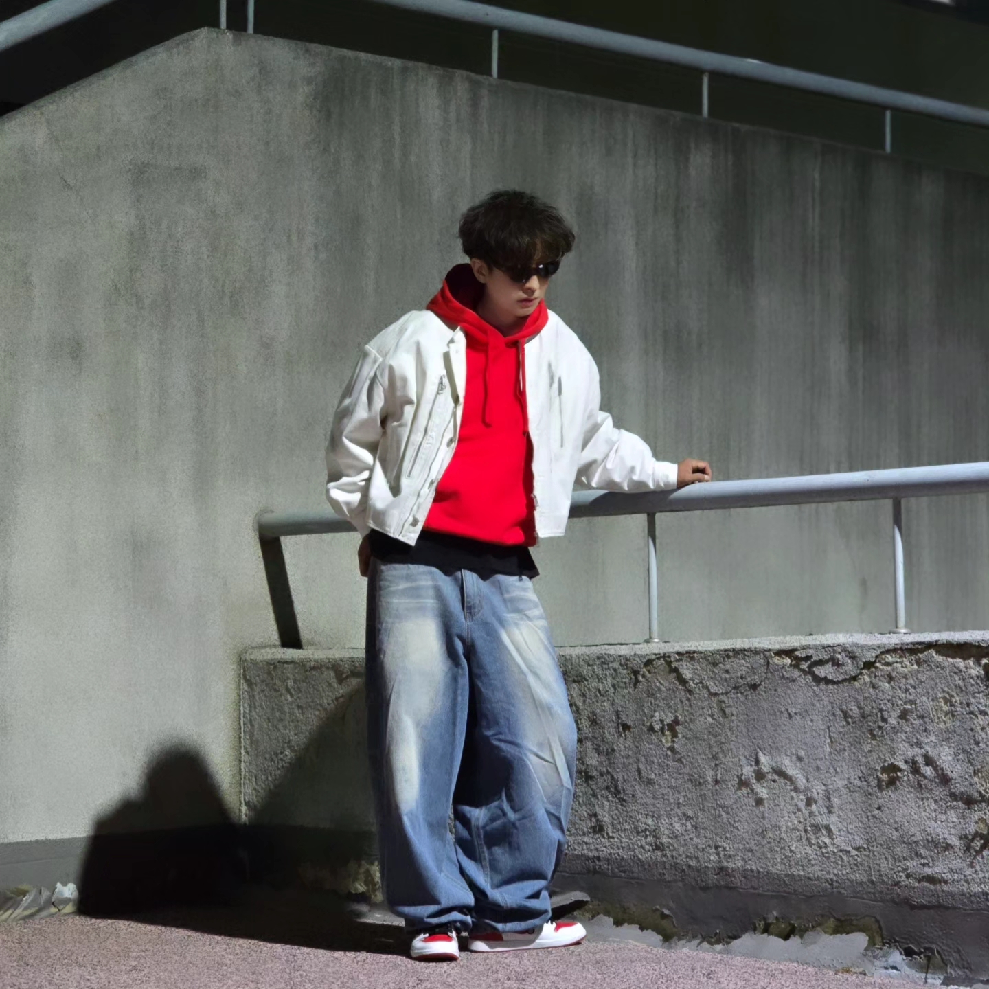 Stussy Beach Roots Hoodie Red, Jordan 1 Retro High OG Heritage 착용 스타일 - 1