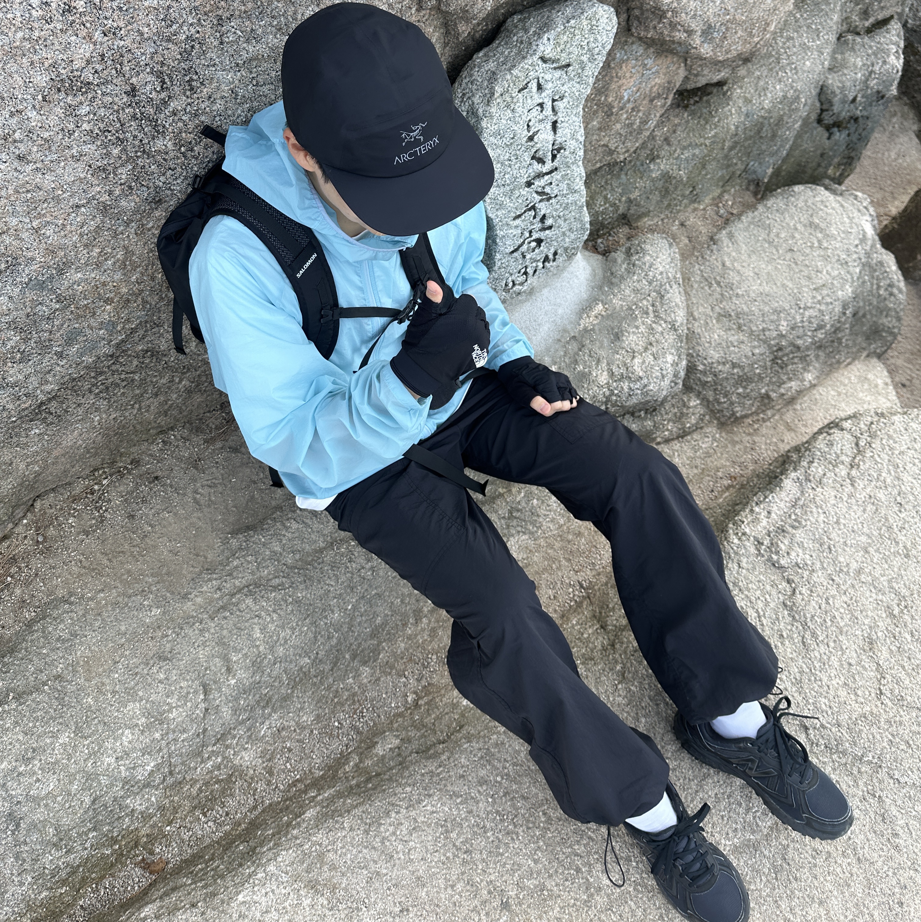 Arc'teryx Gore 5 Panel Cap Black, New Balance 410v5 Black - 2E Wide 착용 스타일 - 1