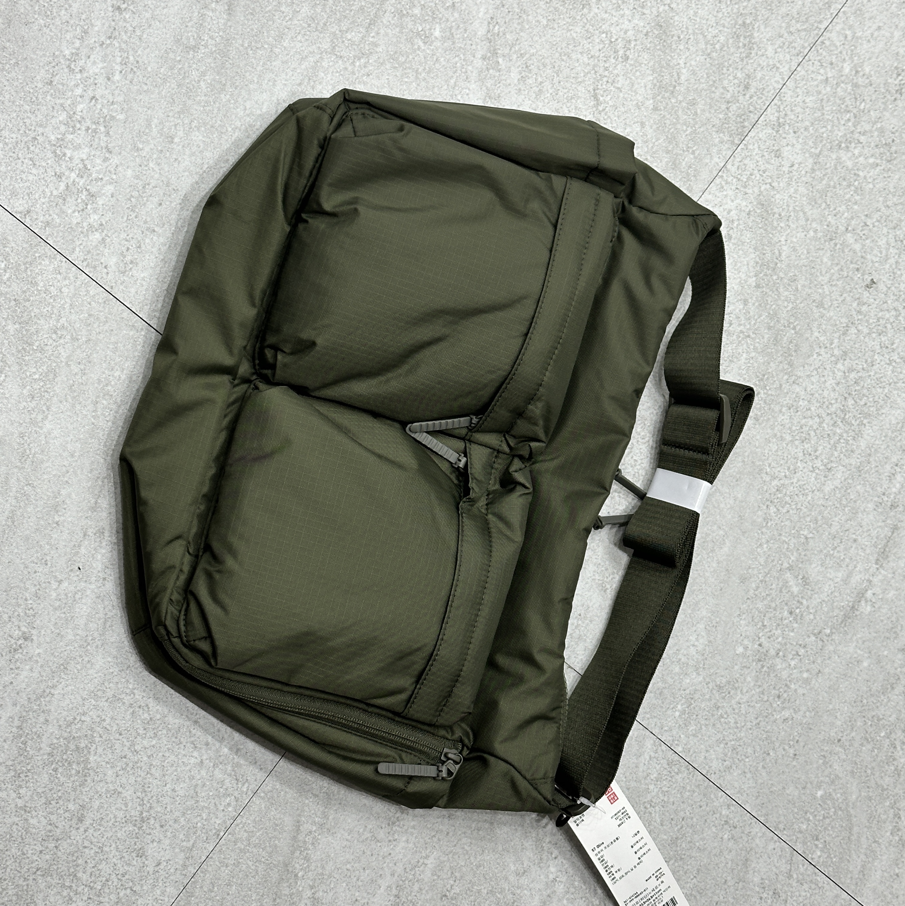 Uniqlo Multi Pocket Shoulder Bag Olive 착용 스타일