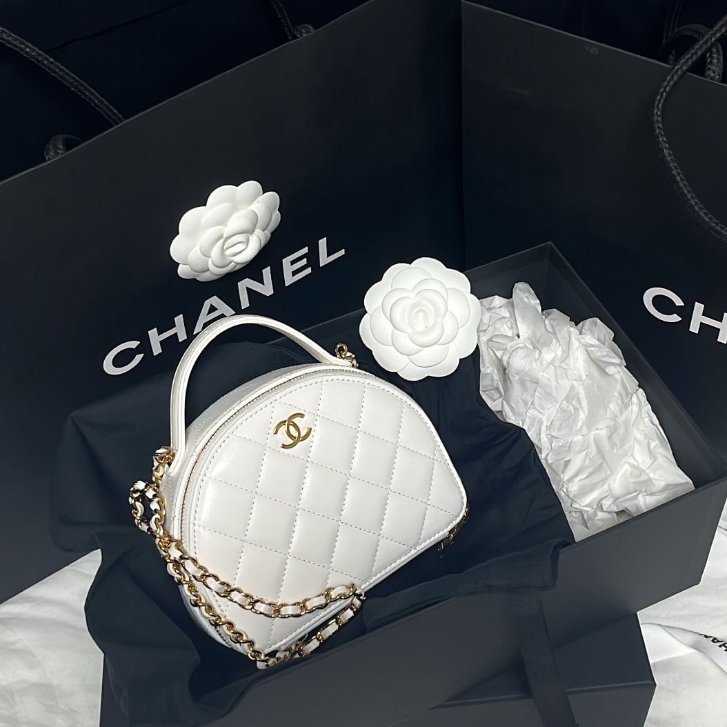 Chanel Clutch with Chain Lambskin & Gold White, Gucci Rhyton Leather Sneakers Logo 착용 스타일 - 1