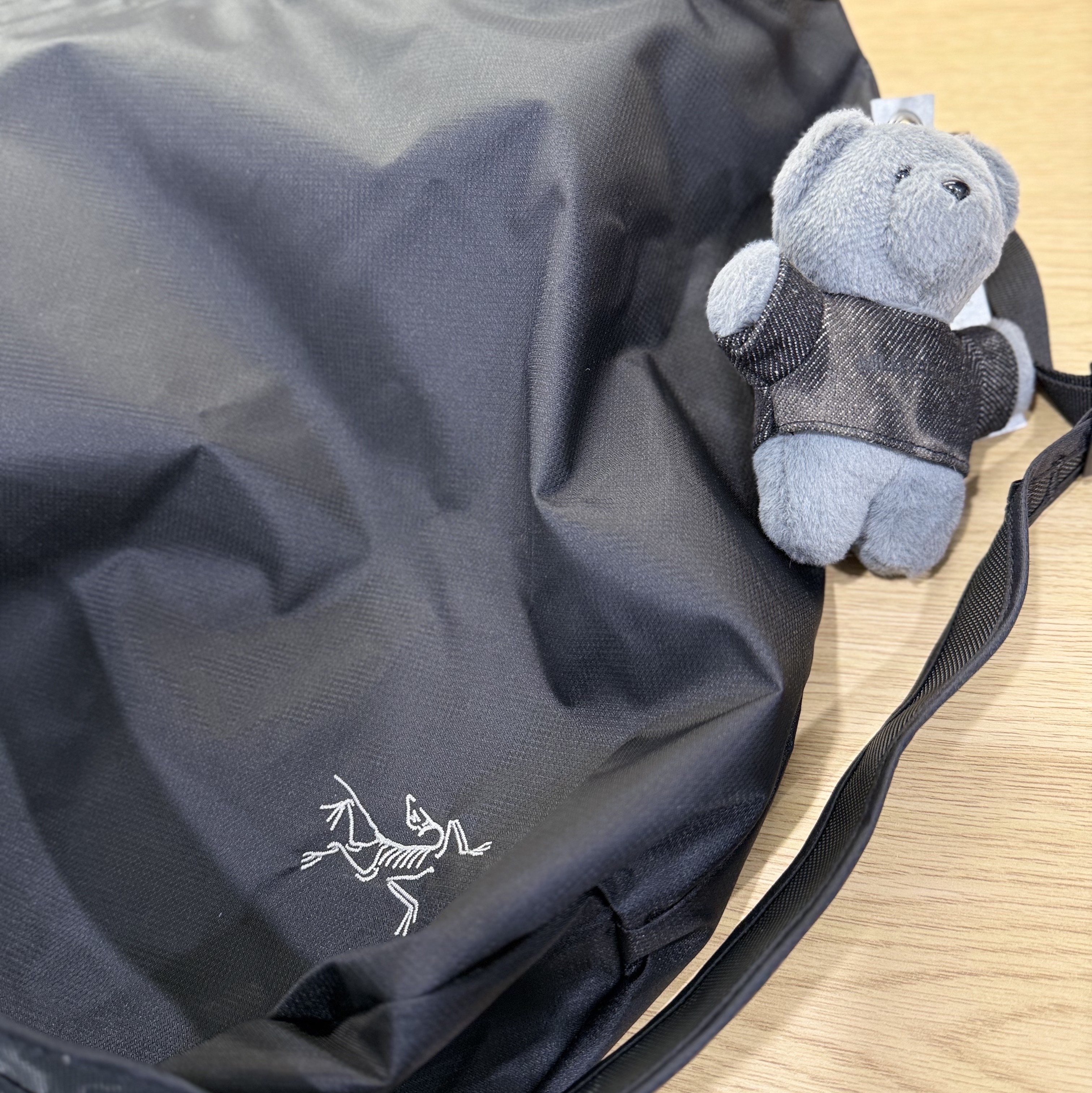 Arc'teryx Heliad 12 Tote Black, Millo Archive Fluppy Point Bear Key Ring Charcoal 착용 스타일