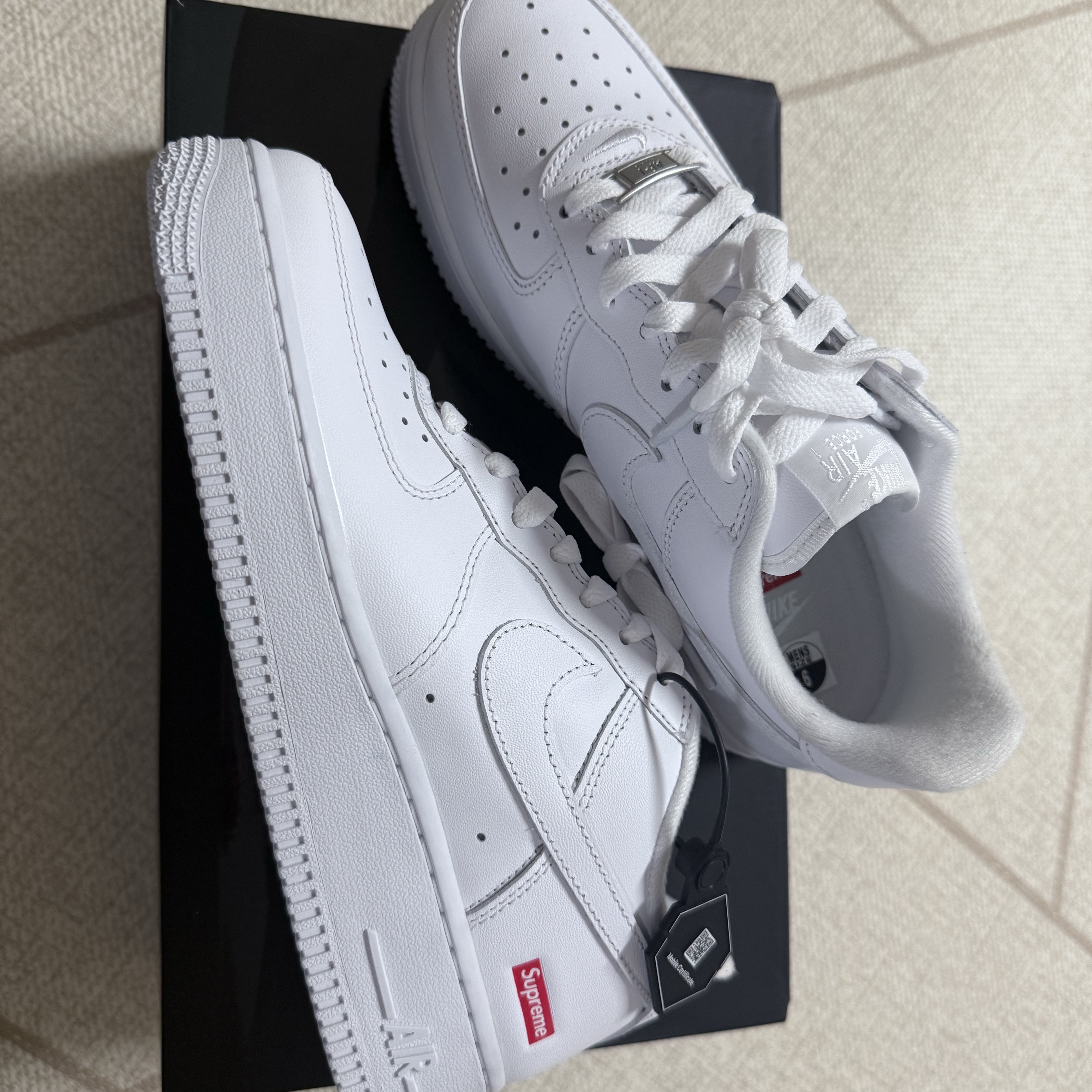 Nike x Supreme Air Force 1 Low White 착용 스타일