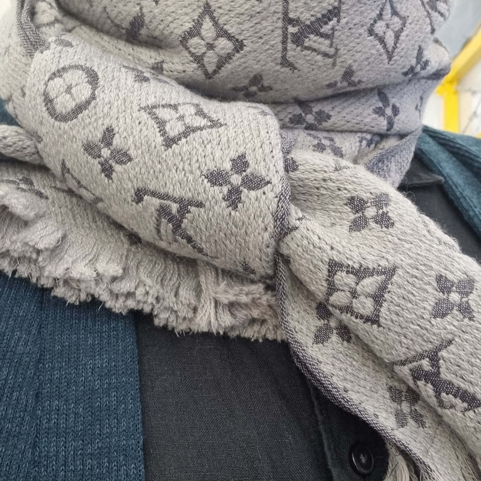 Louis Vuitton Monogram Classic Muffler Light Grey 착용 스타일 - 1